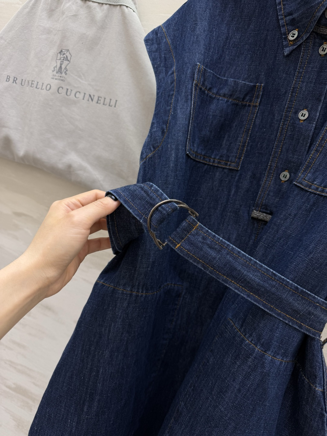 Brunello Cucinell♡²⁶牛仔连衣裙 经典衬衫领 立体剪裁自带腰带勾勒腰线 显瘦又随性 丹