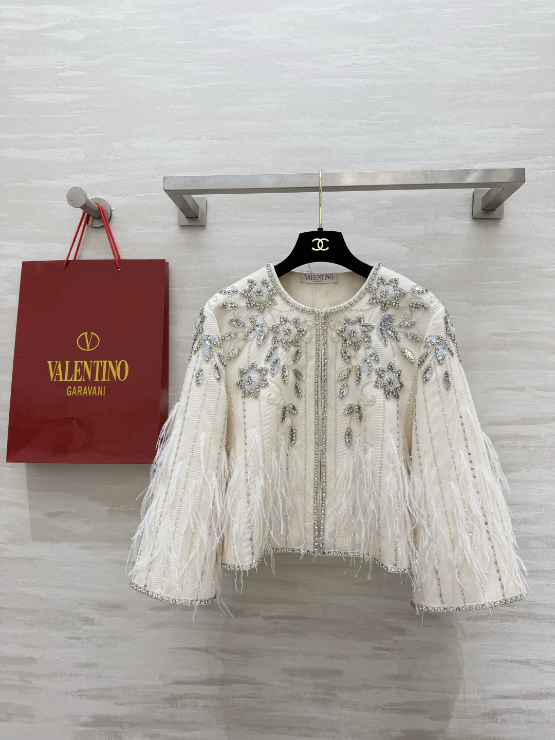 NO:856183,Valentin heavy beaded feather coat with moonlight white full diamond embroidery. The light feathers bring a sense of elegance with a soft light filter. A suit for dinners/dates/important occasions. The upper body is a walking luminous body. Elegant and unobtrusive. High-quality customization. Available in stock first size S/M/L (shoulder width 40, bust 102, length 49), Valentino-clothing, valentino, valentino, jackets & coats,19860909Valentin重工钉珠羽毛外套 月光白满钻刺绣 轻盈羽毛自带柔光滤镜的贵气感 晚宴/约会/重要场合的战衣 上身就是行走的发光体 优雅又不张扬 高品质定制 现货首发sizeS/M/L（M码肩宽40,胸围102,衣长49）,华伦天奴-服装,valentino,valentino,jackets & coats,,Women's clothing