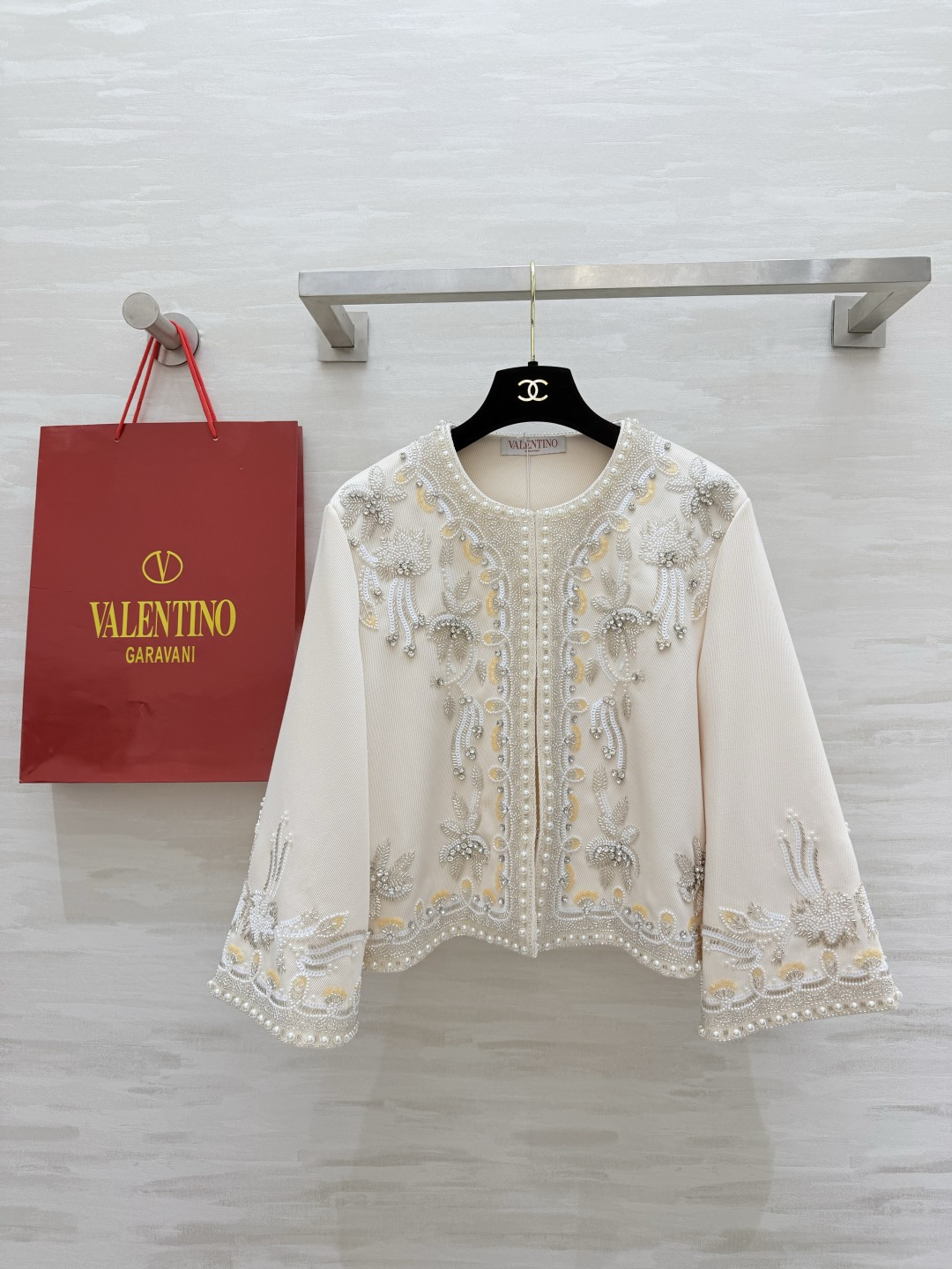 NO:856172,Valentin heavily embroidered beaded jacket, apricot background, hand-made three-dimensional beaded embroidery, a sense of elegance with a soft light filter, the upper body is a model of walking elegance, gentle and unassuming, high-quality customization, available now, sizeS/M/L (shoulder width 40, bust 104, length 51), Valentino-clothing, valentino, valentino, jackets & coats,19860909Valentin重工刺绣钉珠外套 奶杏底色 手工立体钉珠刺绣 自带柔光滤镜的贵气感 上身就是行走的优雅范本 温柔又不张扬 高品质定制 现货首发sizeS/M/L（M码肩宽40,胸围104,衣长51）,华伦天奴-服装,valentino,valentino,jackets & coats,,Women's clothing