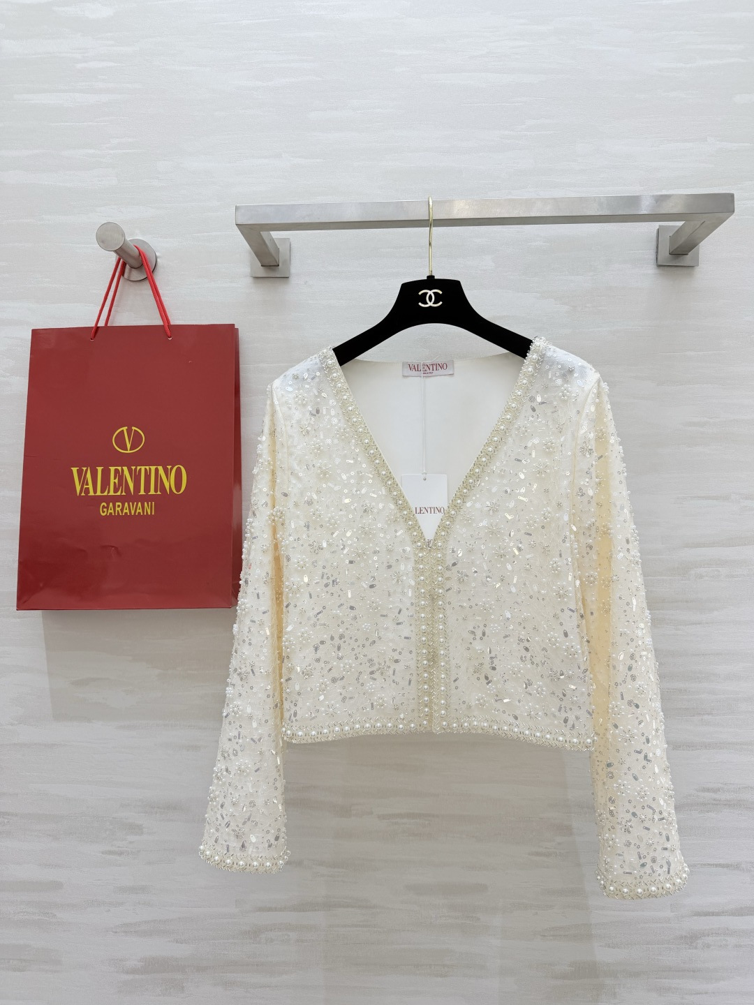NO:856151,Valentin heavy beaded V-neck short coat, apricot background, full-width crystal pearl beading, elegant feel with soft light filter, can be held on dates/dinners/daily social events, the upper body is a walking luminous body, gentle and unassuming, high-quality customization, available in stock, sizeS/M/L (shoulder width 40, bust 98, length 48), Valentino-clothing, valentino, valentino, jackets & coats,19860909Valentin重工钉珠V领短外套 奶杏底色 满幅水晶珍珠钉珠 自带柔光滤镜的贵气感 约会/晚宴/日常轻社交都能hold住 上身就是行走的发光体 温柔又不张扬 高品质定制 现货首发sizeS/M/L（M码肩宽40,胸围98,衣长48）,华伦天奴-服装,valentino,valentino,jackets & coats,,Women's clothing