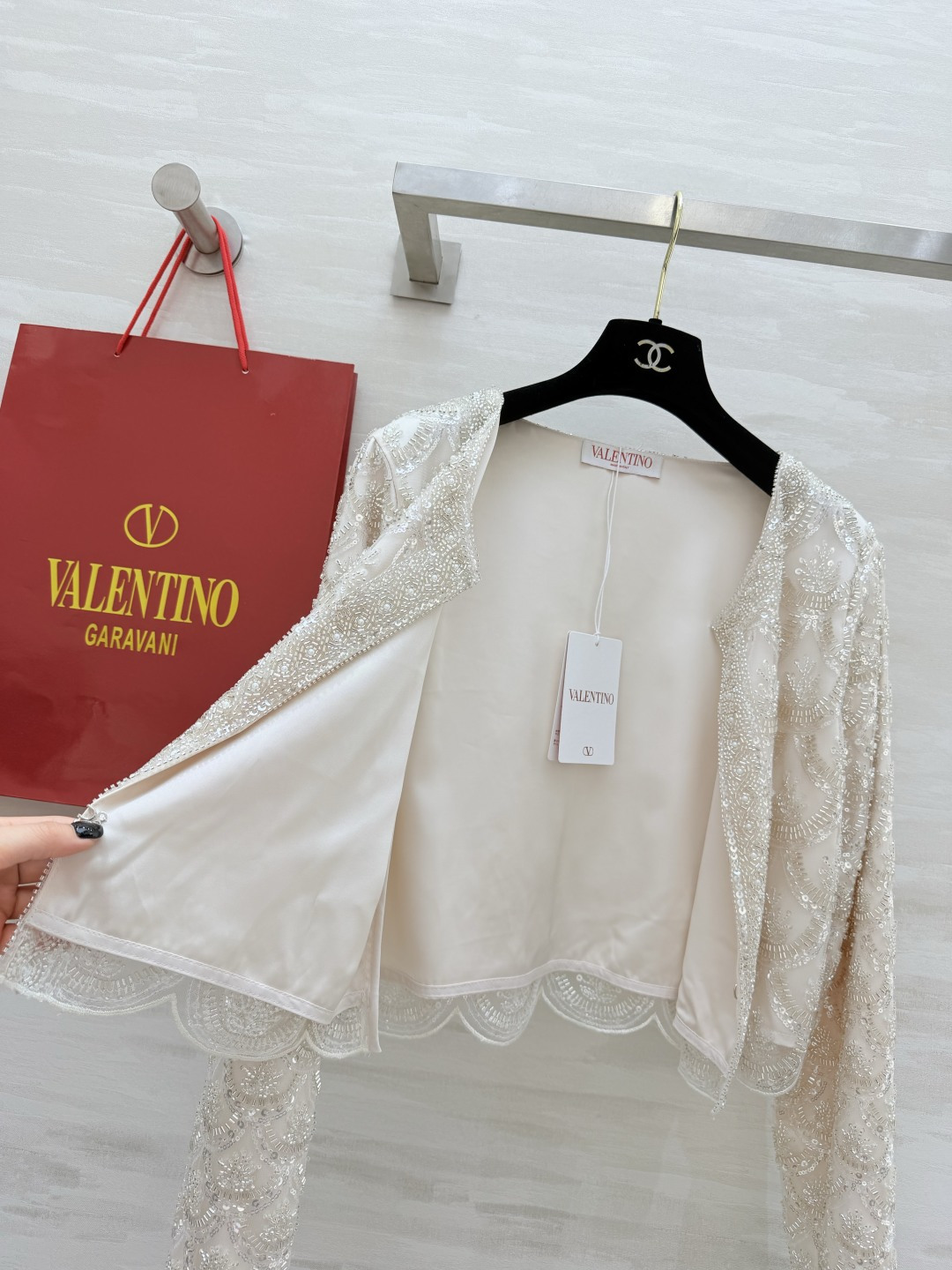 Valentin♡²⁶重工扇贝钉珠外套 奶白色底 银白渐变钉珠 闪到失语 鱼鳞状刺绣细节拉满 每一处都是