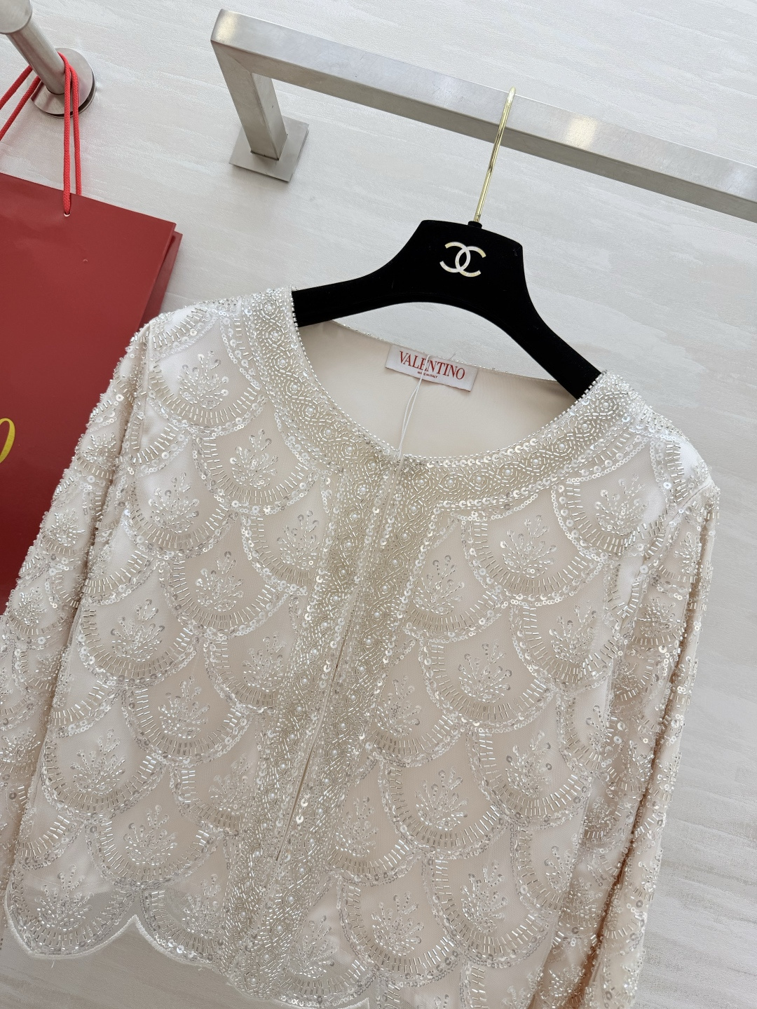 Valentin♡²⁶重工扇贝钉珠外套 奶白色底 银白渐变钉珠 闪到失语 鱼鳞状刺绣细节拉满 每一处都是