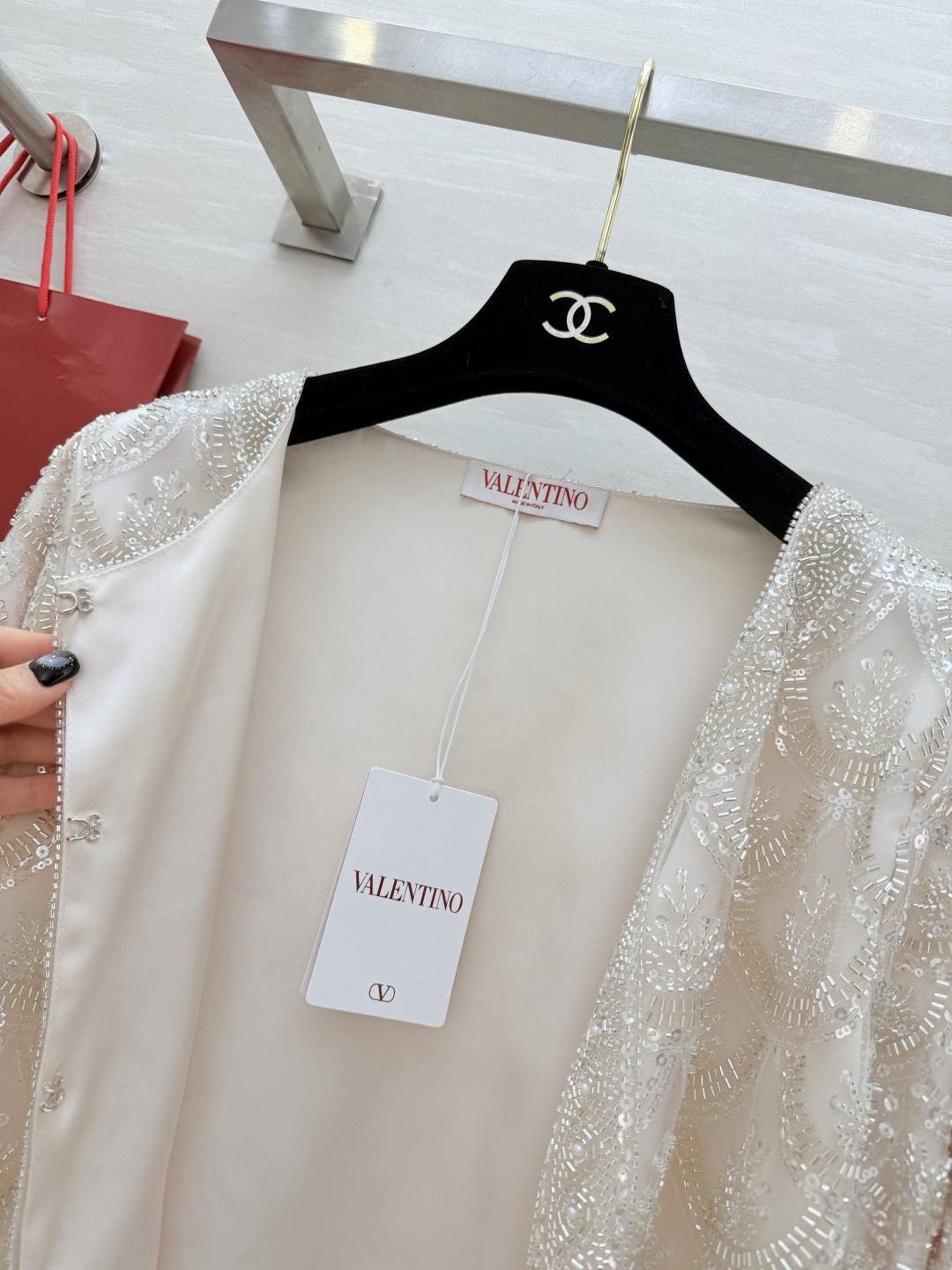 Valentin♡²⁶重工扇贝钉珠外套 奶白色底 银白渐变钉珠 闪到失语 鱼鳞状刺绣细节拉满 每一处都是