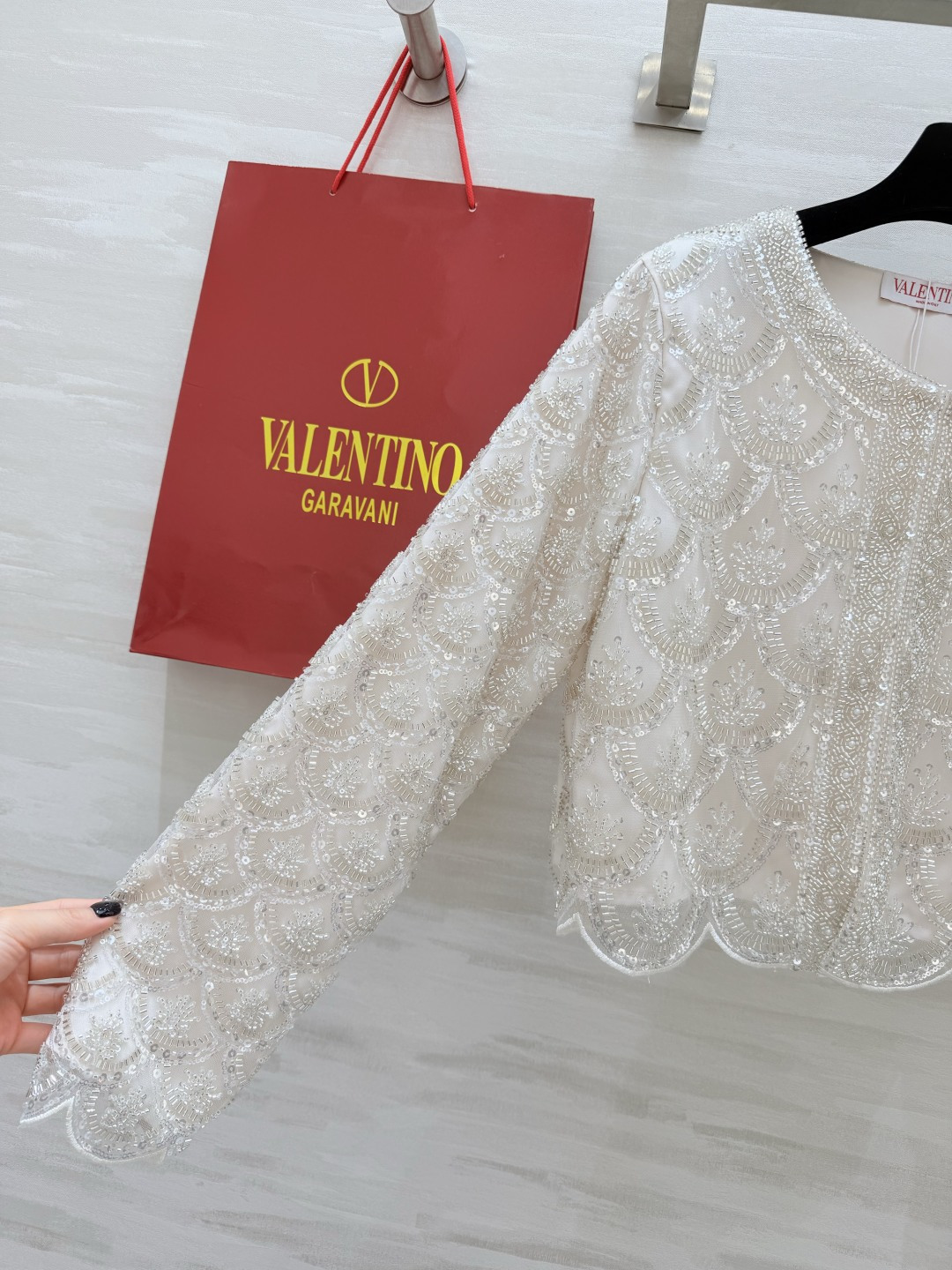 Valentin♡²⁶重工扇贝钉珠外套 奶白色底 银白渐变钉珠 闪到失语 鱼鳞状刺绣细节拉满 每一处都是