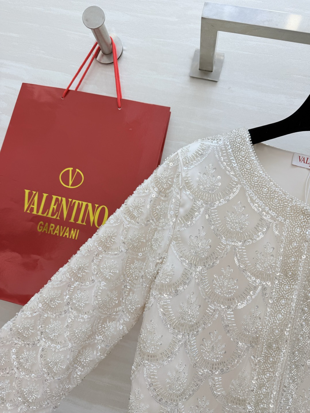 Valentin♡²⁶重工扇贝钉珠外套 奶白色底 银白渐变钉珠 闪到失语 鱼鳞状刺绣细节拉满 每一处都是