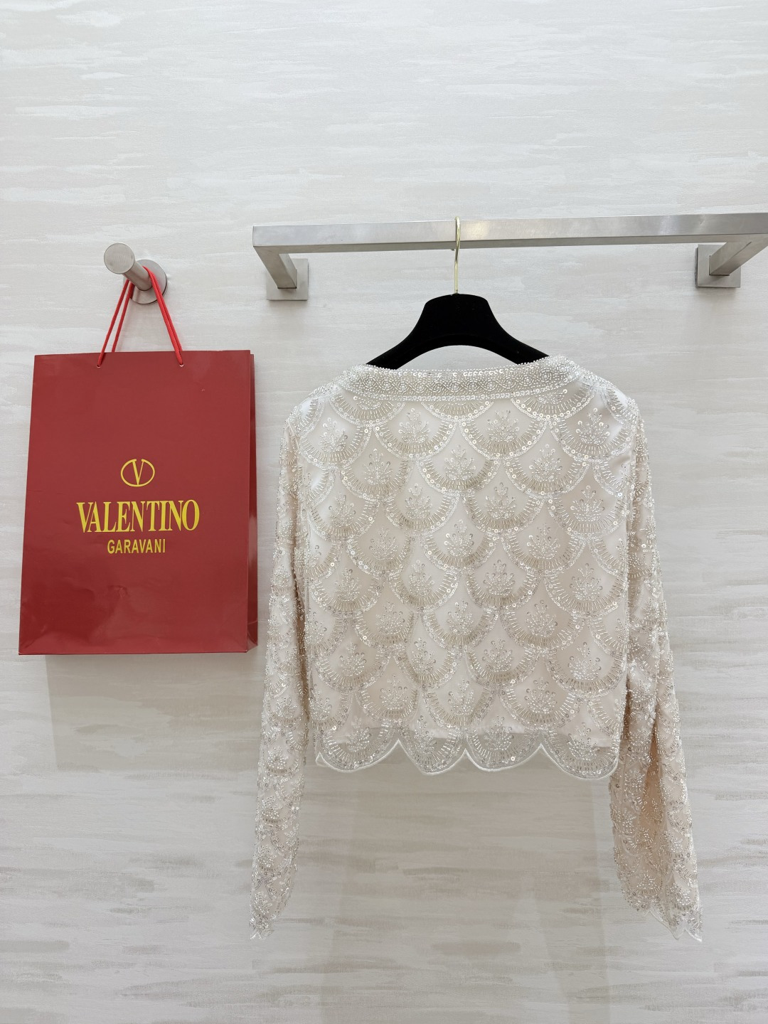 Valentin♡²⁶重工扇贝钉珠外套 奶白色底 银白渐变钉珠 闪到失语 鱼鳞状刺绣细节拉满 每一处都是