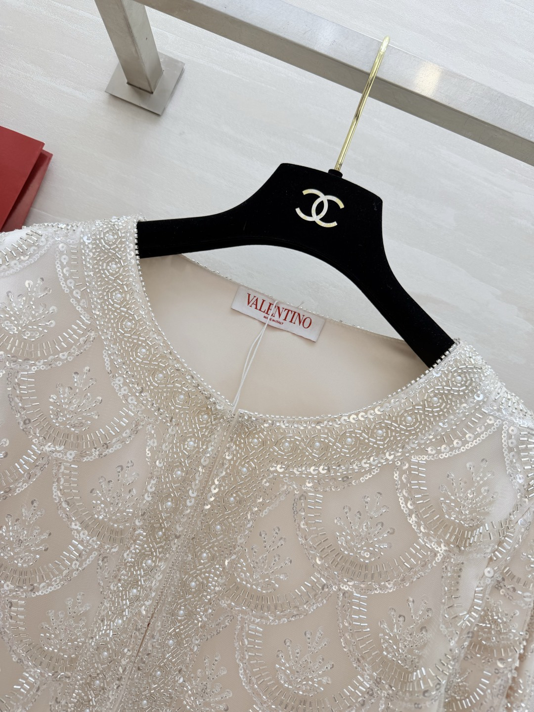 Valentin♡²⁶重工扇贝钉珠外套 奶白色底 银白渐变钉珠 闪到失语 鱼鳞状刺绣细节拉满 每一处都是