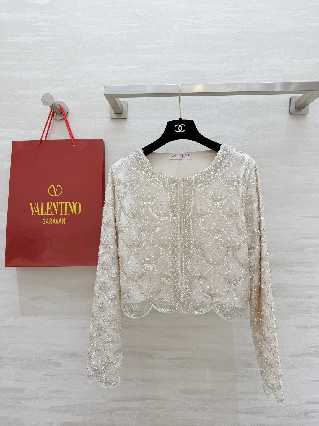 NO:856163,Valentin Heavy Industry Scallop Beading Jacket has a creamy white base and silver-white gradient beading. It is so flashy that it is speechless. The fish scale-like embroidery details are full of details. Every part has a sense of craftsmanship. The version has optimized proportions, so even a small person can wear it with long legs!  It looks great with a suspender skirt or a satin skirt. It is gentle and noble. When you wear it, you will be the rich flower in the world!  High-quality customization, available in stock first size S/M/L (shoulder width M size 39, bust 96, length 46), Valentino-clothing, valentino, valentino, skirts, jackets & coats,19860909Valentin重工扇贝钉珠外套 奶白色底 银白渐变钉珠 闪到失语 鱼鳞状刺绣细节拉满 每一处都是工艺感 版型优化比例,小个子也能穿出大长腿！搭配吊带裙、缎面半裙都好看,温柔又贵气 穿上就是人间富贵花本人！高品质定制 现货首发sizeS/M/L（M码肩宽39,胸围96,衣长46）,华伦天奴-服装,valentino,valentino,skirts,jackets & coats,,Women's clothing