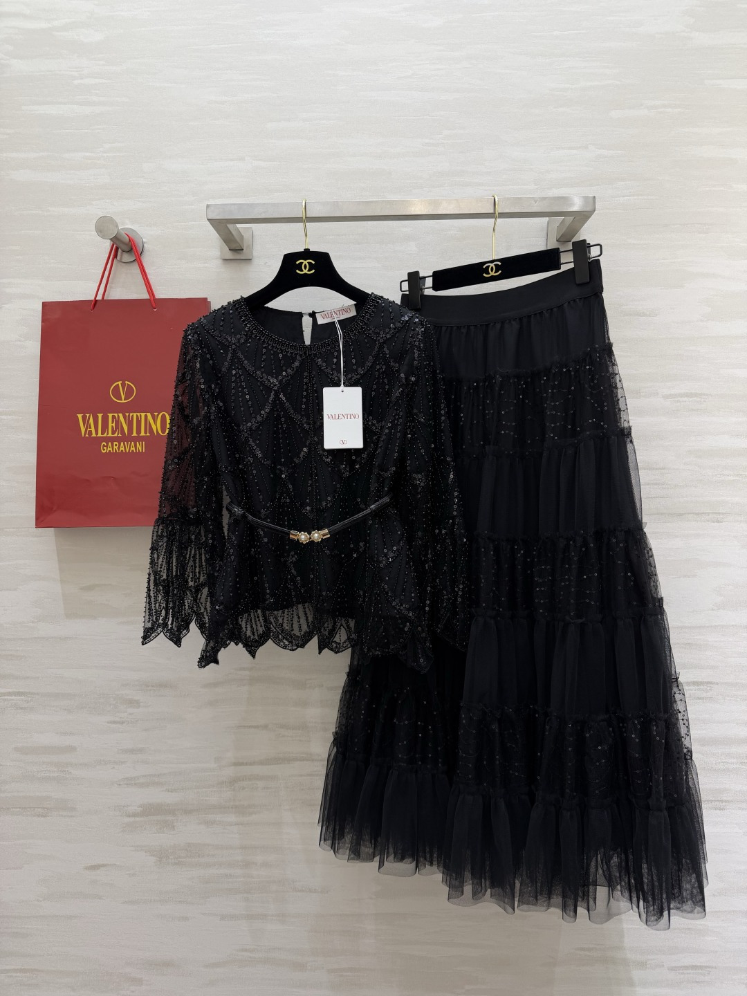 NO:856401,VALENTIN heavy industry beading suit is online, who wears it and who is the black swan in the world. Heavy industry black beading mesh suit welds a sense of luxury to the body. Hand-beaded rhombus pattern, dark flash, low-key and noble. Bell sleeves + irregular skirt, with a sense of coolness and alienation. The high-waisted cake skirt is layered, hiding the flesh and showing height!  Pair it with a thin belt to instantly optimize the proportions and make your party look stunning!  High-quality customization, available in stock first size S/M/L/XL/XXL (M size shoulder width 36, bust 102, length 58, elastic waist of skirt 64, skirt length 89), Valentino-clothing, valentino, valentino, skirts,19860909VALENTIN重工钉珠套装上线谁穿谁是人间黑天鹅重工黑钉珠网纱套装 把高级感焊在身上 手工串珠菱格纹路 暗闪低调又贵气 喇叭袖+不规则裙摆,自带清冷疏离感 高腰蛋糕裙层层叠叠,藏肉又显高！配细腰带瞬间优化比例,聚会直接艳压全场！高品质定制 现货首发sizeS/M/L/XL/XXL（M码肩宽36,胸围102,衣长58,半裙弹力腰围64,裙长89）,华伦天奴-服装,valentino,valentino,skirts,,Women's clothing