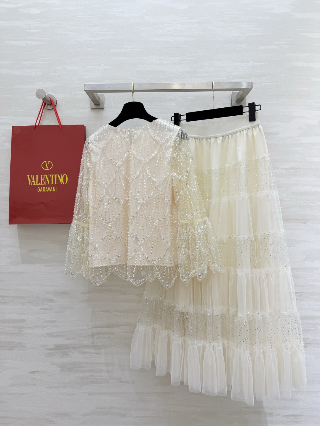✨VALENTIN♡²⁶重工钉珠套装上线✨自带柔光滤镜的温柔米白色 菱格纹手工钉珠 微透网纱喇叭袖 每一