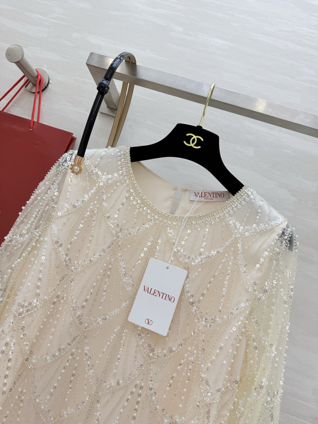 ✨VALENTIN♡²⁶重工钉珠套装上线✨自带柔光滤镜的温柔米白色 菱格纹手工钉珠 微透网纱喇叭袖 每一