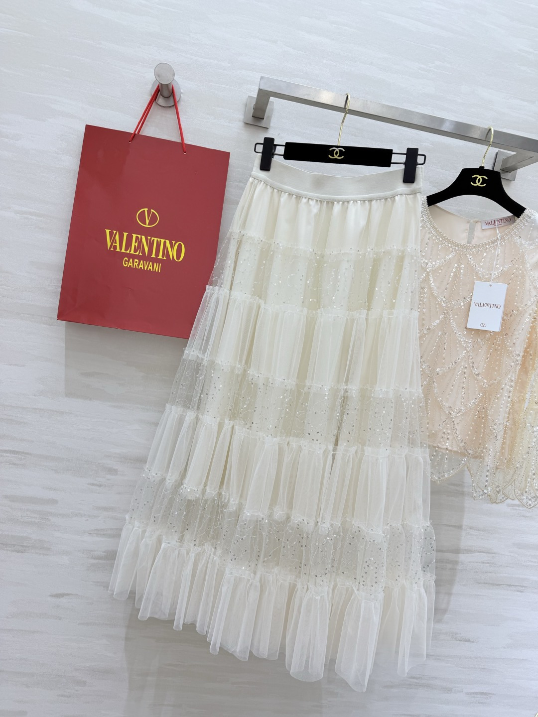 ✨VALENTIN♡²⁶重工钉珠套装上线✨自带柔光滤镜的温柔米白色 菱格纹手工钉珠 微透网纱喇叭袖 每一