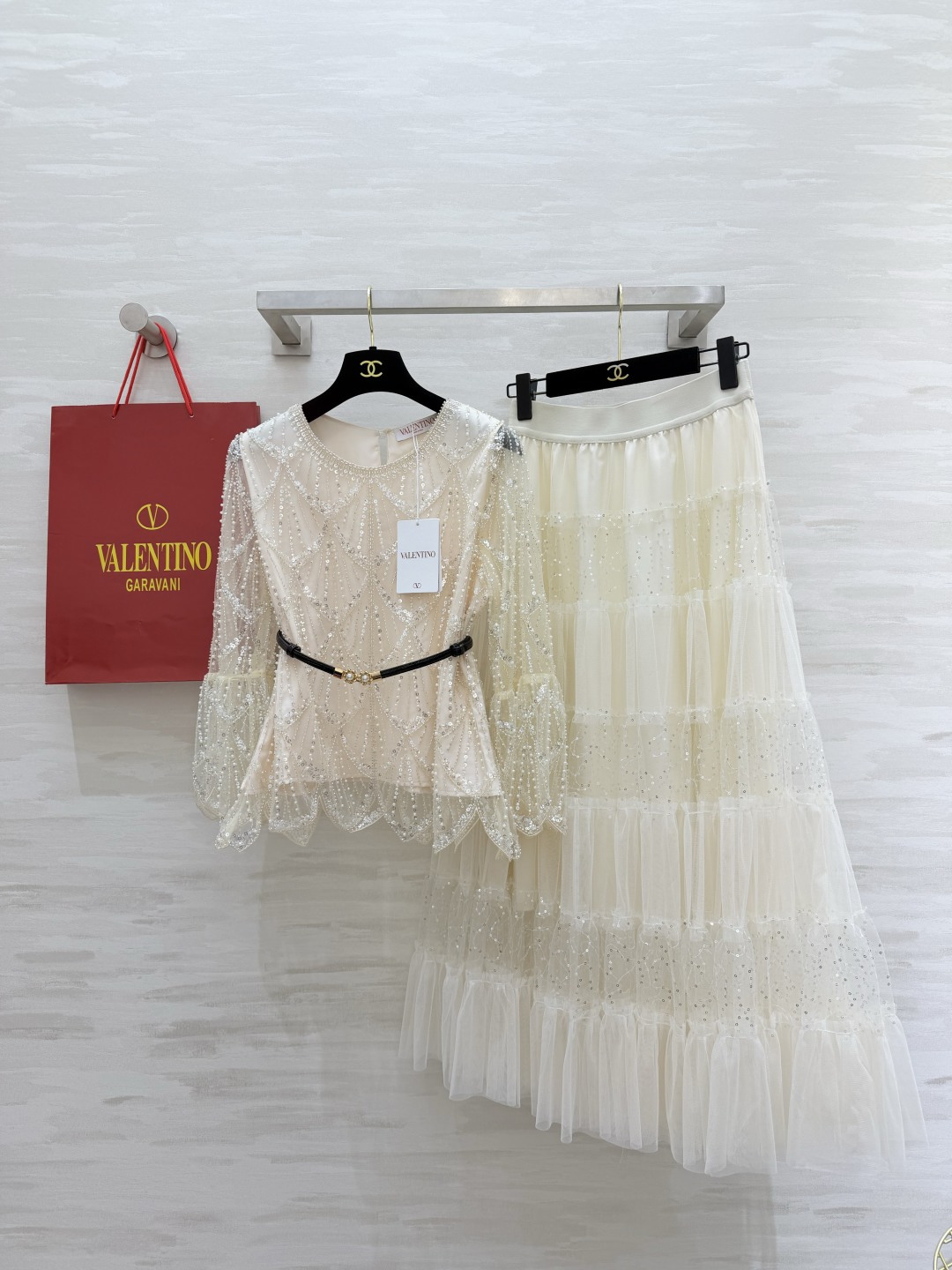 NO:856420,VALENTIN Heavy Industry Beading Suit is launched in gentle off-white color with soft light filter, diamond pattern handmade beading, micro-permeable mesh trumpet sleeves, every detail is shining with built-in noble buff, high-waisted cake skirt, layers of mesh like crushed moonlight, paired with the same series of thin belts, the waist can be instantly transformed into a perfect essence. Wear it on a date or party, you will be breathtakingly beautiful!  High-quality customization, available in stock first size S/M/L/XL/XXL (M size shoulder width 36, bust 102, length 58, elastic waist of skirt 64, skirt length 89), Valentino-clothing, valentino, valentino, skirts,19860909VALENTIN重工钉珠套装上线自带柔光滤镜的温柔米白色 菱格纹手工钉珠 微透网纱喇叭袖 每一处细节都在发光 自带贵气buff 高腰蛋糕半裙 层层网纱像揉碎了月光 搭配同系列细腰带秒变腰精本精 约会/聚会穿它,直接美到窒息！高品质定制 现货首发sizeS/M/L/XL/XXL（M码肩宽36,胸围102,衣长58,半裙弹力腰围64,裙长89）,华伦天奴-服装,valentino,valentino,skirts,,Women's clothing