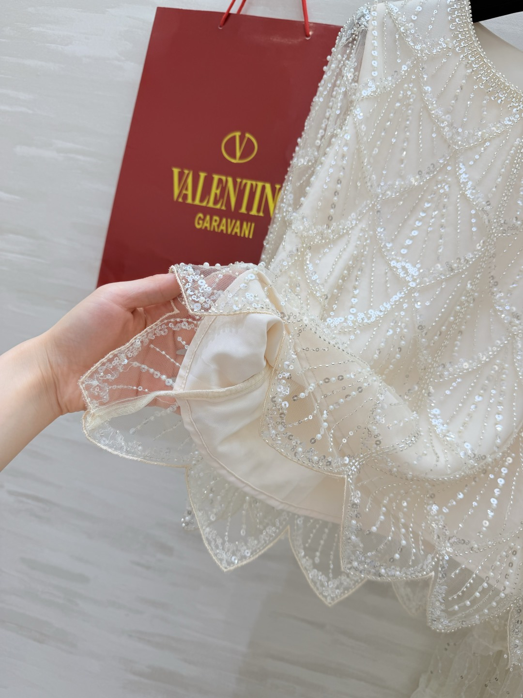 ✨VALENTIN♡²⁶重工钉珠套装上线✨自带柔光滤镜的温柔米白色 菱格纹手工钉珠 微透网纱喇叭袖 每一