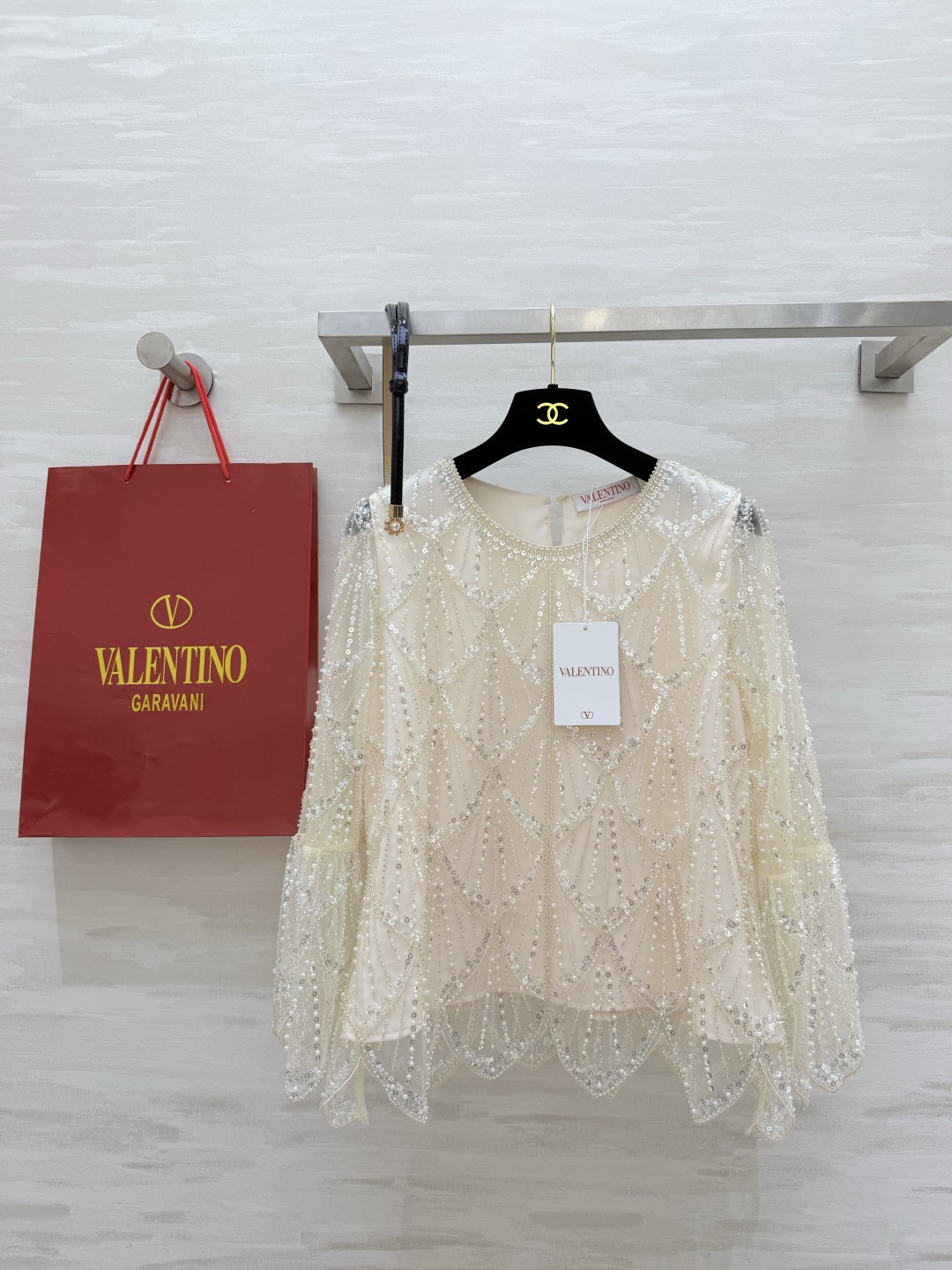 ✨VALENTIN♡²⁶重工钉珠套装上线✨自带柔光滤镜的温柔米白色 菱格纹手工钉珠 微透网纱喇叭袖 每一
