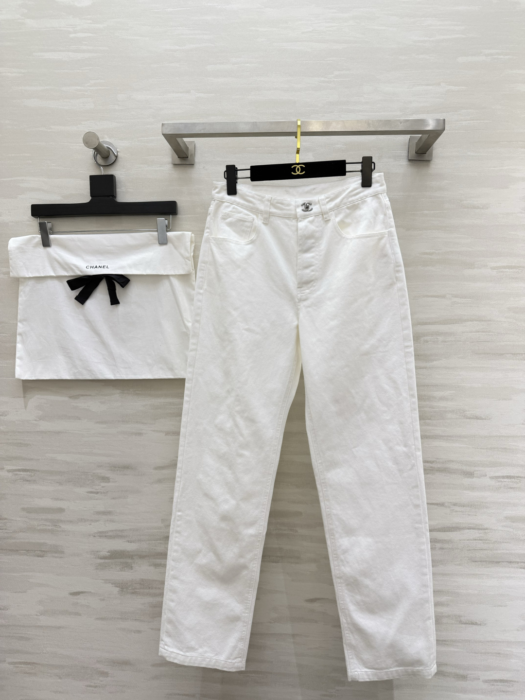 NO:864113,#ChaneP school bag button jeans, originally developed by Kim Jenny, same style, high version shipped, size 36/38/40,,chanel,jeans,19860909#ChaneP 书包扣牛仔裤 原版开发 金珍妮同款 高版本出货size36/38/40,,chanel,jeans,,Women's clothing