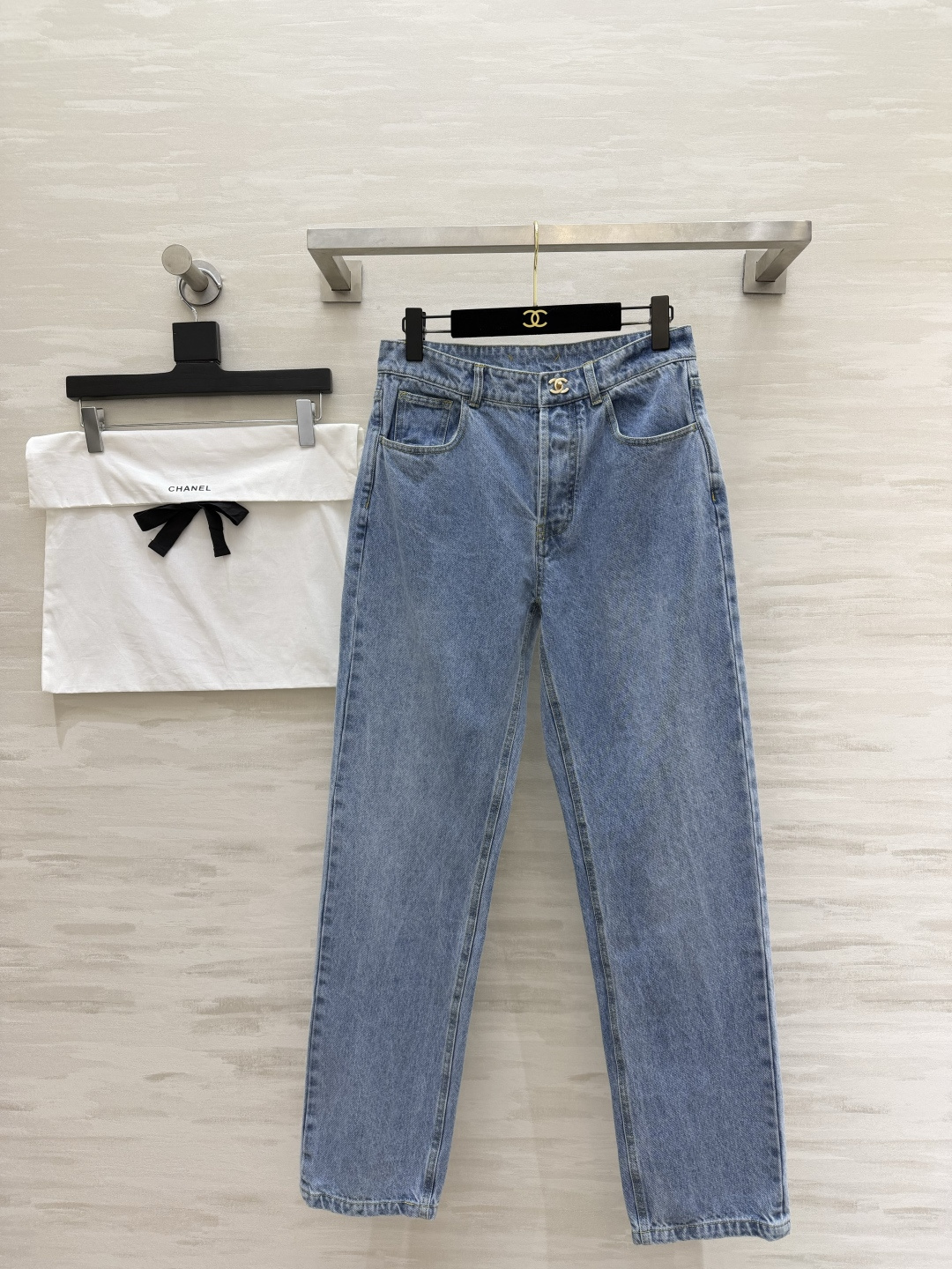 NO:864125,#ChaneP school bag button jeans, originally developed by Kim Jenny, same style, high version shipped, size 36/38/40,,chanel,jeans,19860909#ChaneP 书包扣牛仔裤 原版开发 金珍妮同款 高版本出货size36/38/40,,chanel,jeans,,Women's clothing