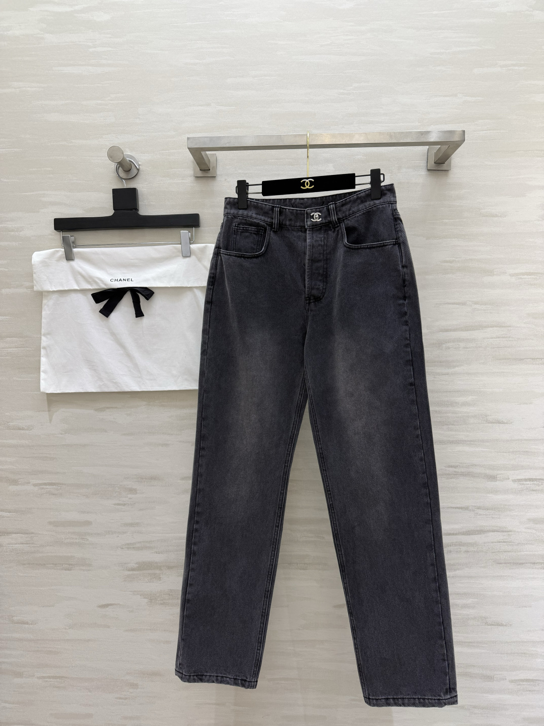 NO:864149,#ChaneP school bag button jeans, originally developed by Kim Jenny, same style, high version shipped, size 36/38/40,,chanel,jeans,19860909#ChaneP 书包扣牛仔裤 原版开发 金珍妮同款 高版本出货size36/38/40,,chanel,jeans,,Women's clothing