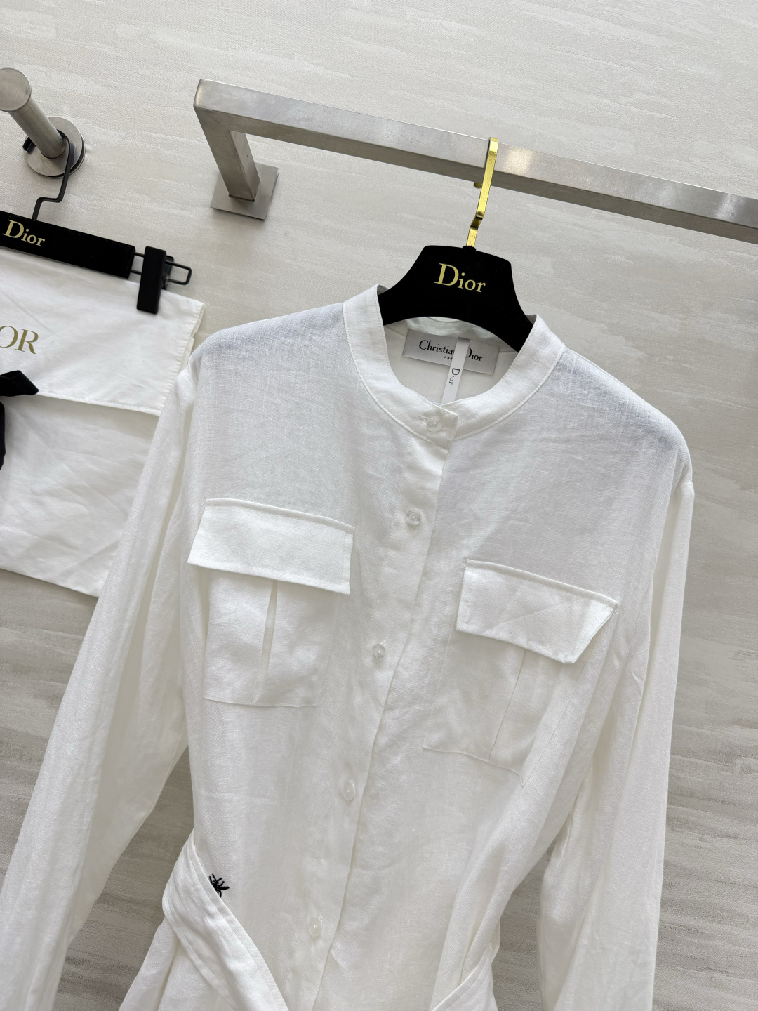 Dio♡²⁶亚麻收腰白衬衫 高定亚麻面料 透气亲肤不扎身 自带腰带设计 一键打造小蛮腰 精致CD蜜蜂刺绣