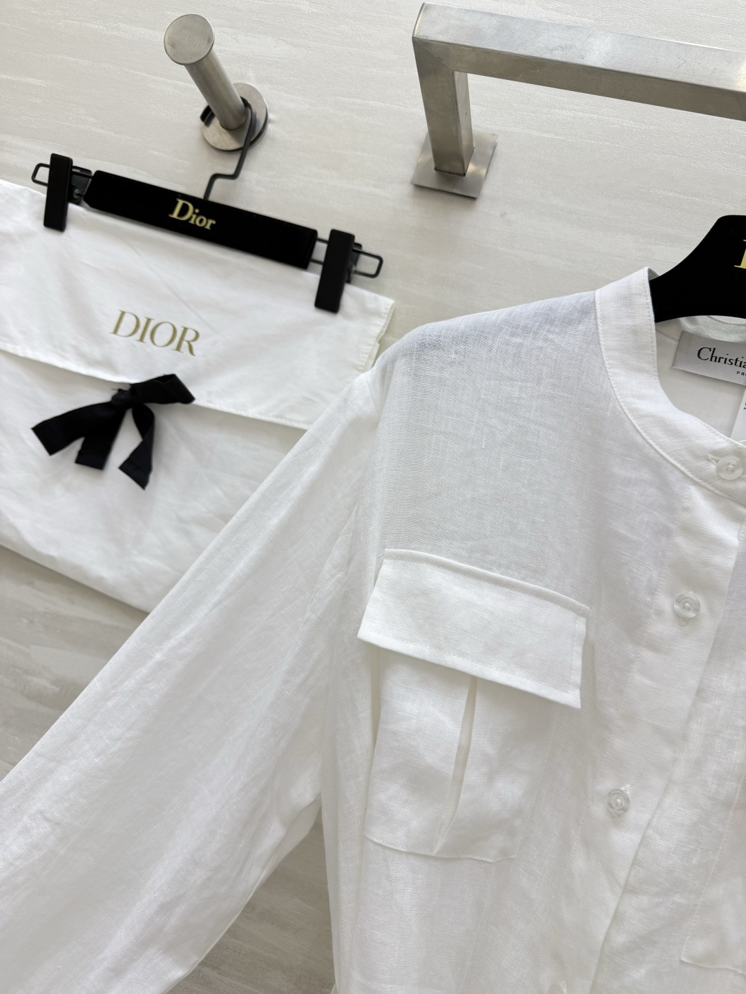 Dio♡²⁶亚麻收腰白衬衫 高定亚麻面料 透气亲肤不扎身 自带腰带设计 一键打造小蛮腰 精致CD蜜蜂刺绣