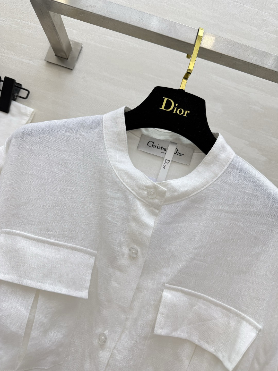 Dio♡²⁶亚麻收腰白衬衫 高定亚麻面料 透气亲肤不扎身 自带腰带设计 一键打造小蛮腰 精致CD蜜蜂刺绣