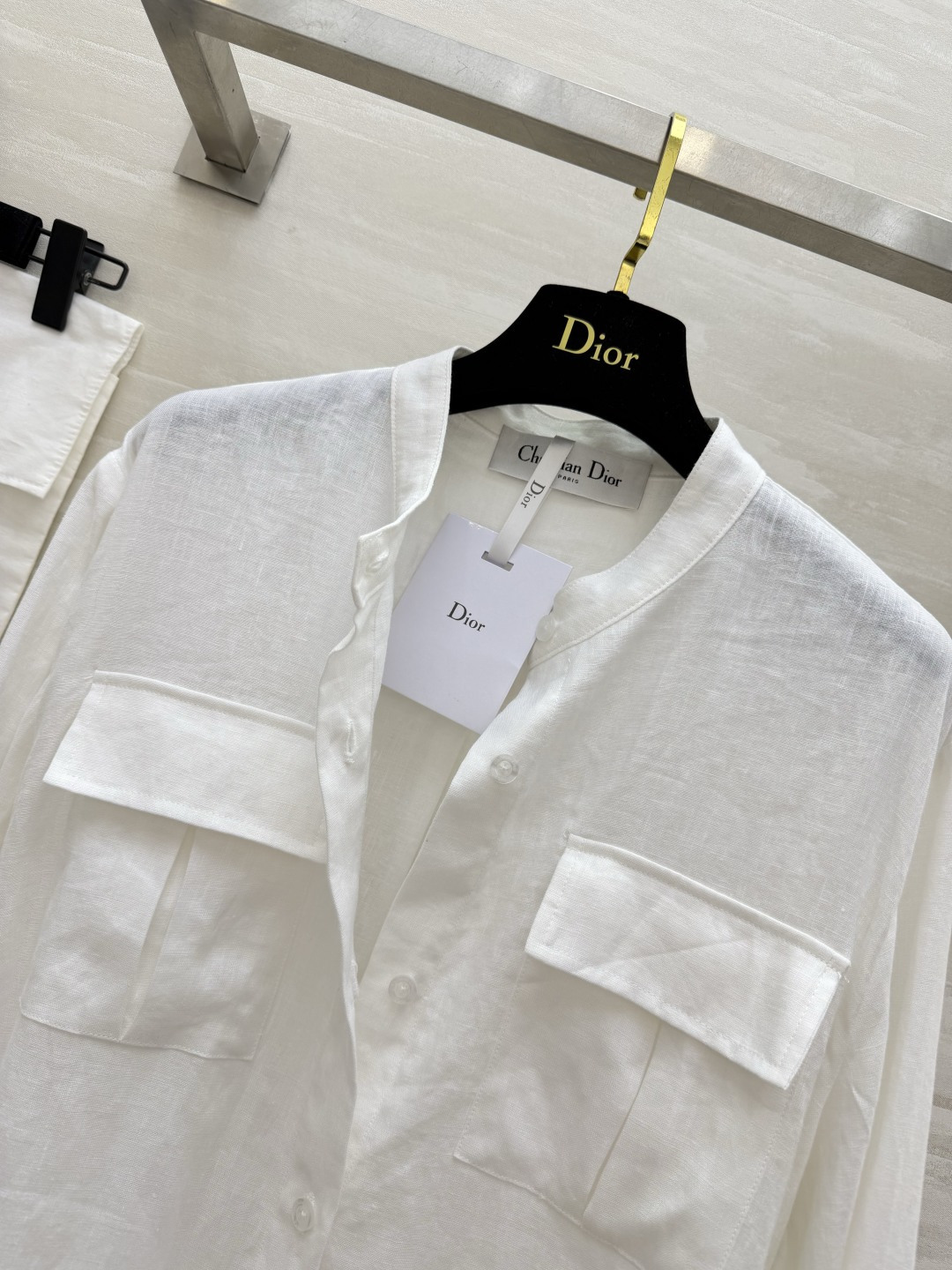 Dio♡²⁶亚麻收腰白衬衫 高定亚麻面料 透气亲肤不扎身 自带腰带设计 一键打造小蛮腰 精致CD蜜蜂刺绣