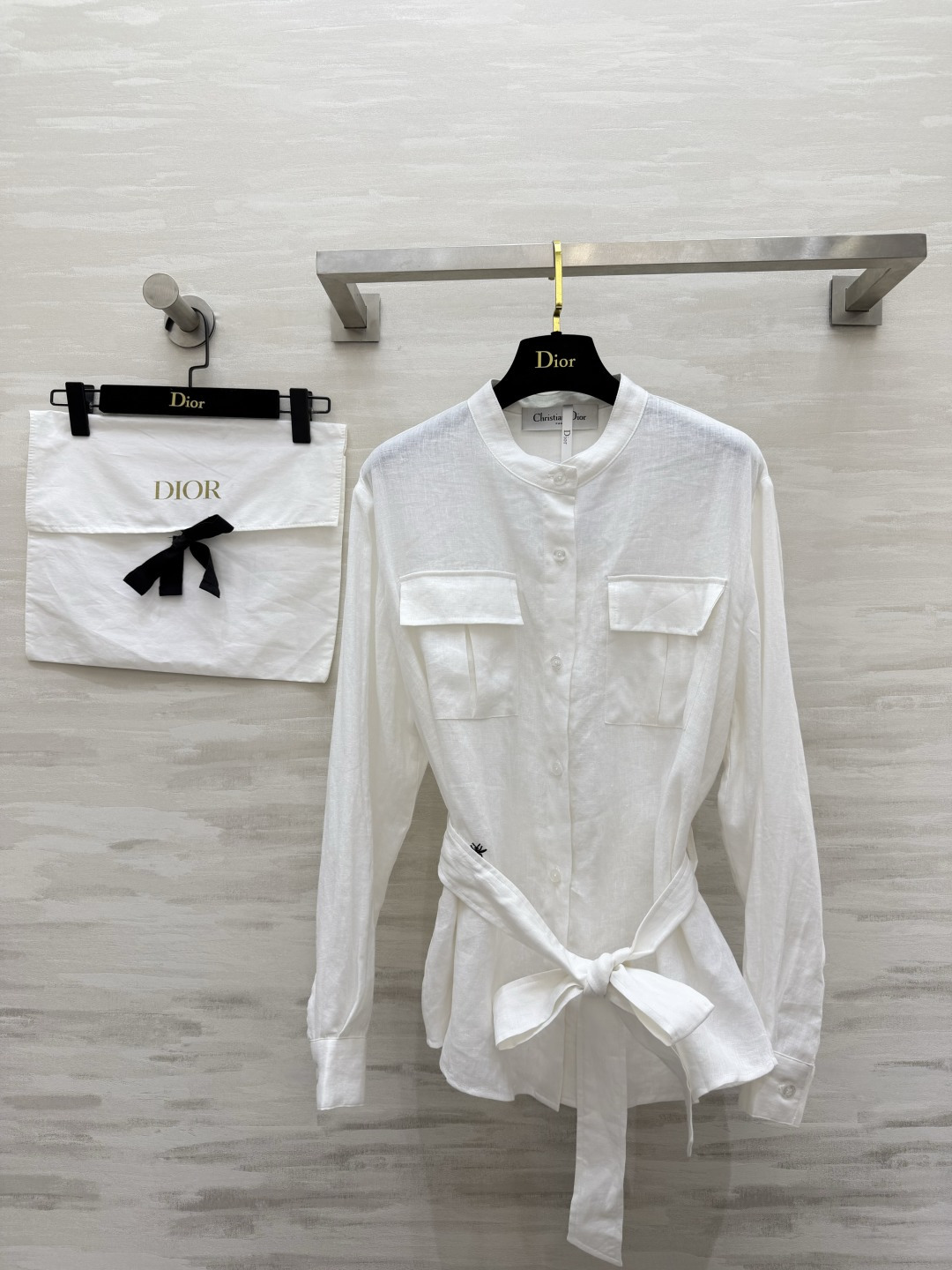 NO:856554,Dio linen waist-cinching white shirt. High-definition linen fabric. Breathable, skin-friendly and not tight. Comes with a belt design. Create a slim waist with one click. Exquisite CD bee embroidery. Stand-up collar with double pocket details. Can be worn for commuting/daily/dating!  High-quality customization, available in stock first size S/M/L (S size bust 106, length 59), Dior-clothing, dior, dior, shirts,19860909Dio亚麻收腰白衬衫 高定亚麻面料 透气亲肤不扎身 自带腰带设计 一键打造小蛮腰 精致CD蜜蜂刺绣 立领双口袋细节拉满 通勤/日常/约会都能穿！高品质定制 现货首发sizeS/M/L（s码胸围106,衣长59）,迪奥-服装,dior,dior,shirts,,Women's clothing