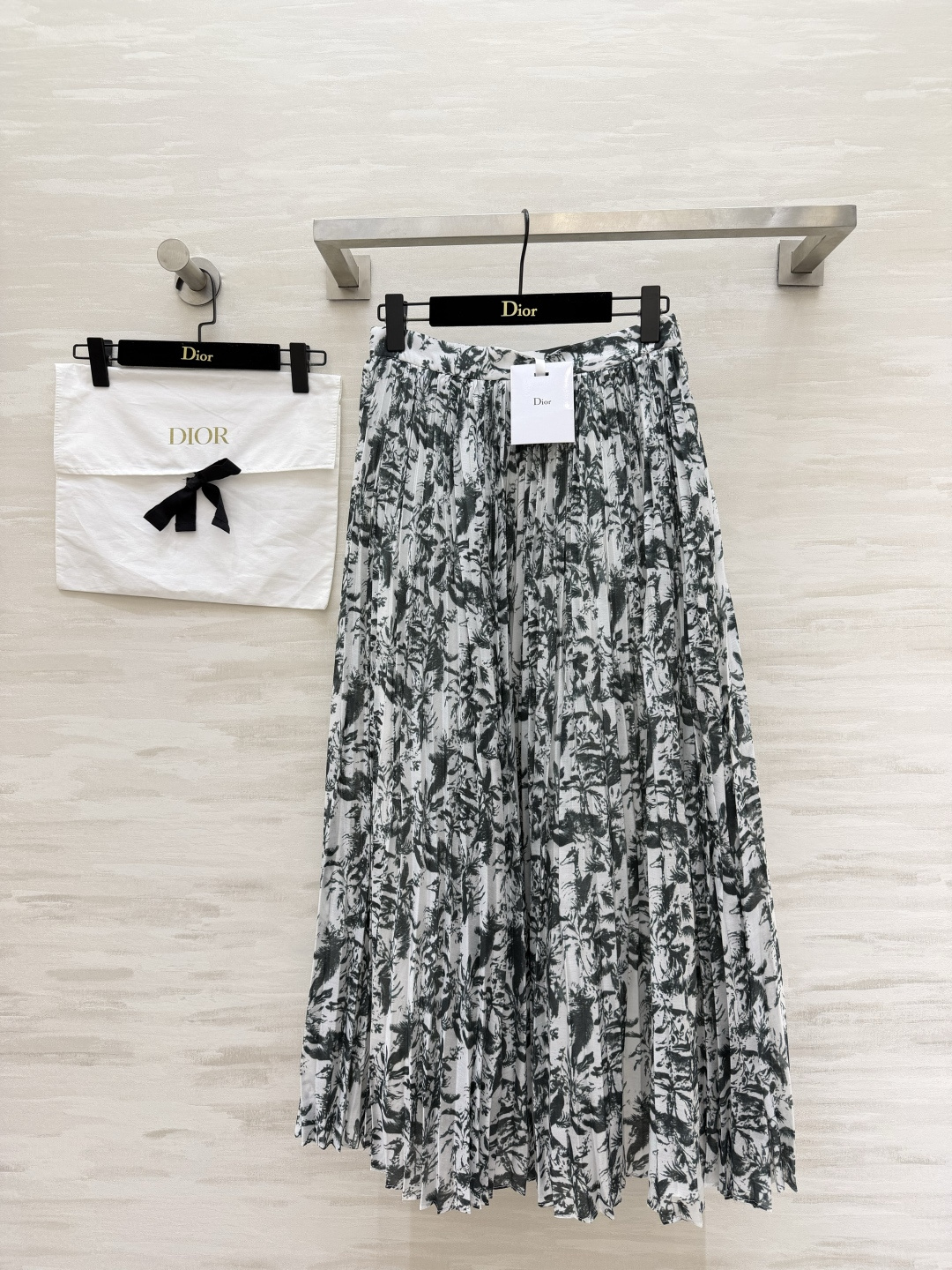 NO:856574,Dio ink printed pleated skirt. The classic Jouy print has a retro atmosphere. The ink tone is high-end and eye-catching. The pleated craftsmanship is smart and elegant. It comes with a soft light filter when walking. The drape is amazing. It can be worn with a white shirt/suspender to create an elegant and relaxed feeling!  High-quality customization, available in stock first size S/M/L (S size waist 66, skirt length 93), Dior-clothing, dior, dior, skirts, shirts,19860909Dio水墨印花百褶半裙 经典茹伊印花自带复古氛围感 水墨调高级又耐看 百褶工艺灵动飘逸 走动间自带柔光滤镜 垂坠感绝了 搭配白衬衫/吊带都能穿出优雅松弛感！高品质定制 现货首发sizeS/M/L（s码腰围66,裙长93）,迪奥-服装,dior,dior,skirts,shirts,,Women's clothing