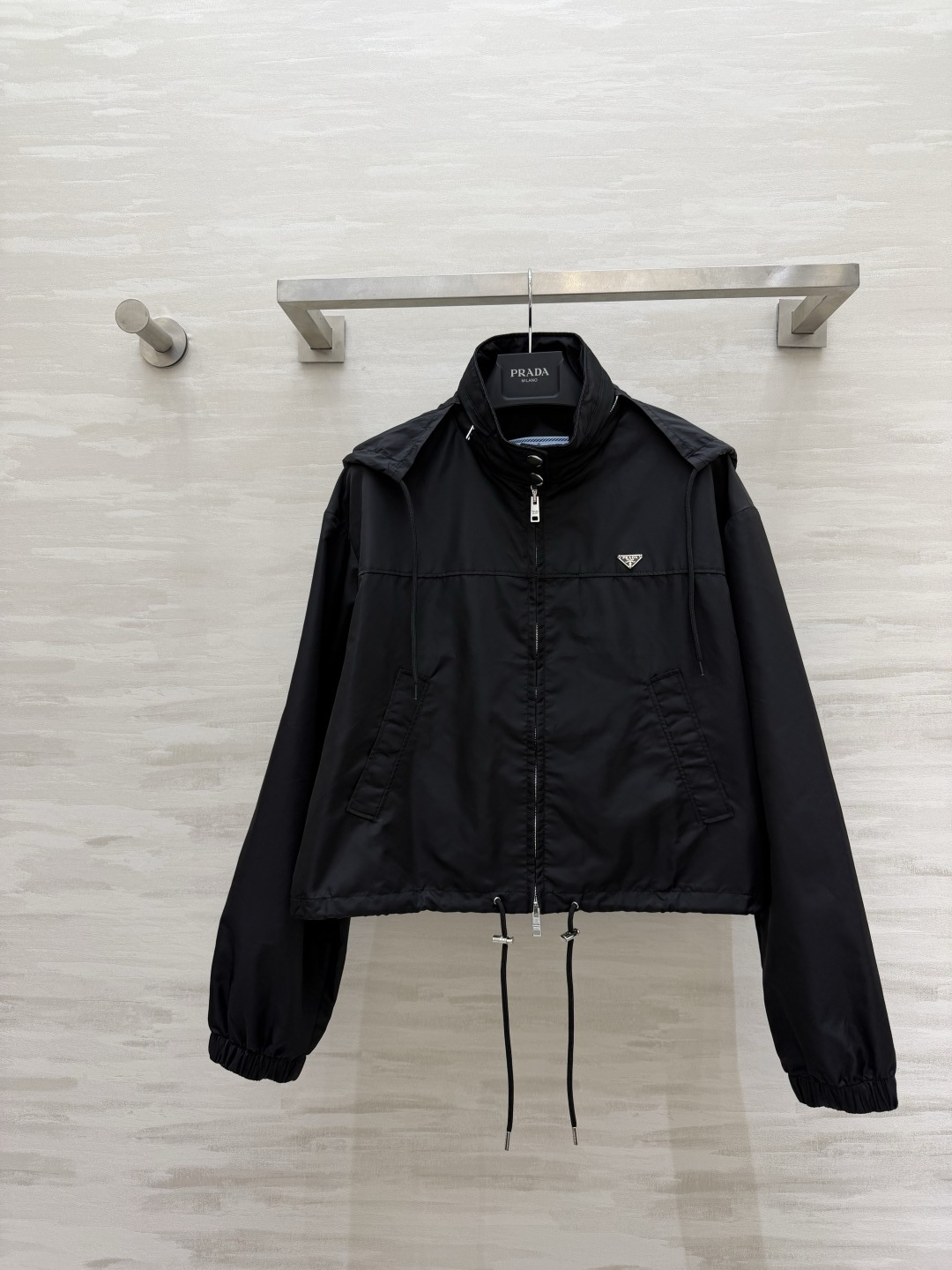 NO:856536,Prad's classic triangle logo short jacket｜The collision of street and high-end sense. Nylon fabric has a neat and crisp feeling. The short cut can be transformed into a 30-70 proportion in seconds. The hooded stand-up collar can be worn in a variety of styles. Pair it with jeans for a cool and sassy street feel. Pair it with a skirt for a sweet-cool contrast. High-quality customization  Available in stock first size S/M/L (S size bust 108, length 47), Prada-clothing, prada, prada, skirts, jeans, jackets & coats, hats,19860909Prad经典三角标短款夹克｜街头与高级感的碰撞 尼龙面料自带利落挺括感 短款剪裁秒变三七分比例 连帽立领双穿设计 可盐可甜适配多种风格 搭配牛仔裤就是又酷又飒的街头感 搭配半身裙又能穿出甜酷反差感 高品质定制 现货首发sizeS/M/L（s码胸围108,衣长47）,普拉达-服装,prada,prada,skirts,jeans,jackets & coats,hats,,Women's clothing