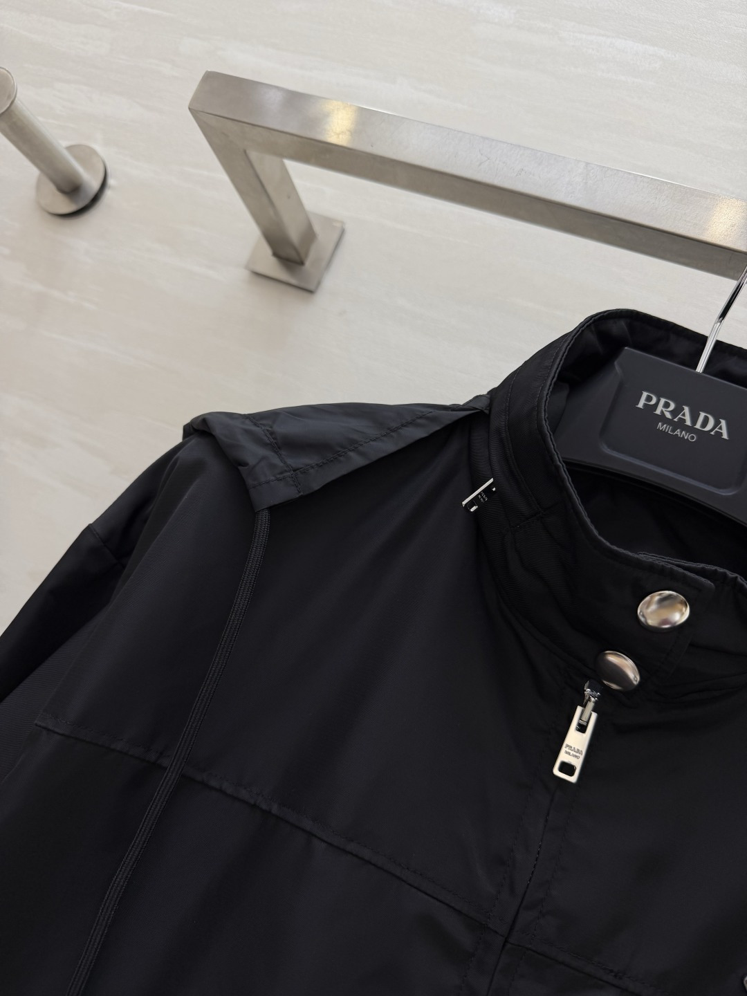 Prad♡²⁶经典三角标短款夹克｜街头与高级感的碰撞 尼龙面料自带利落挺括感 短款剪裁秒变三七分比例 连