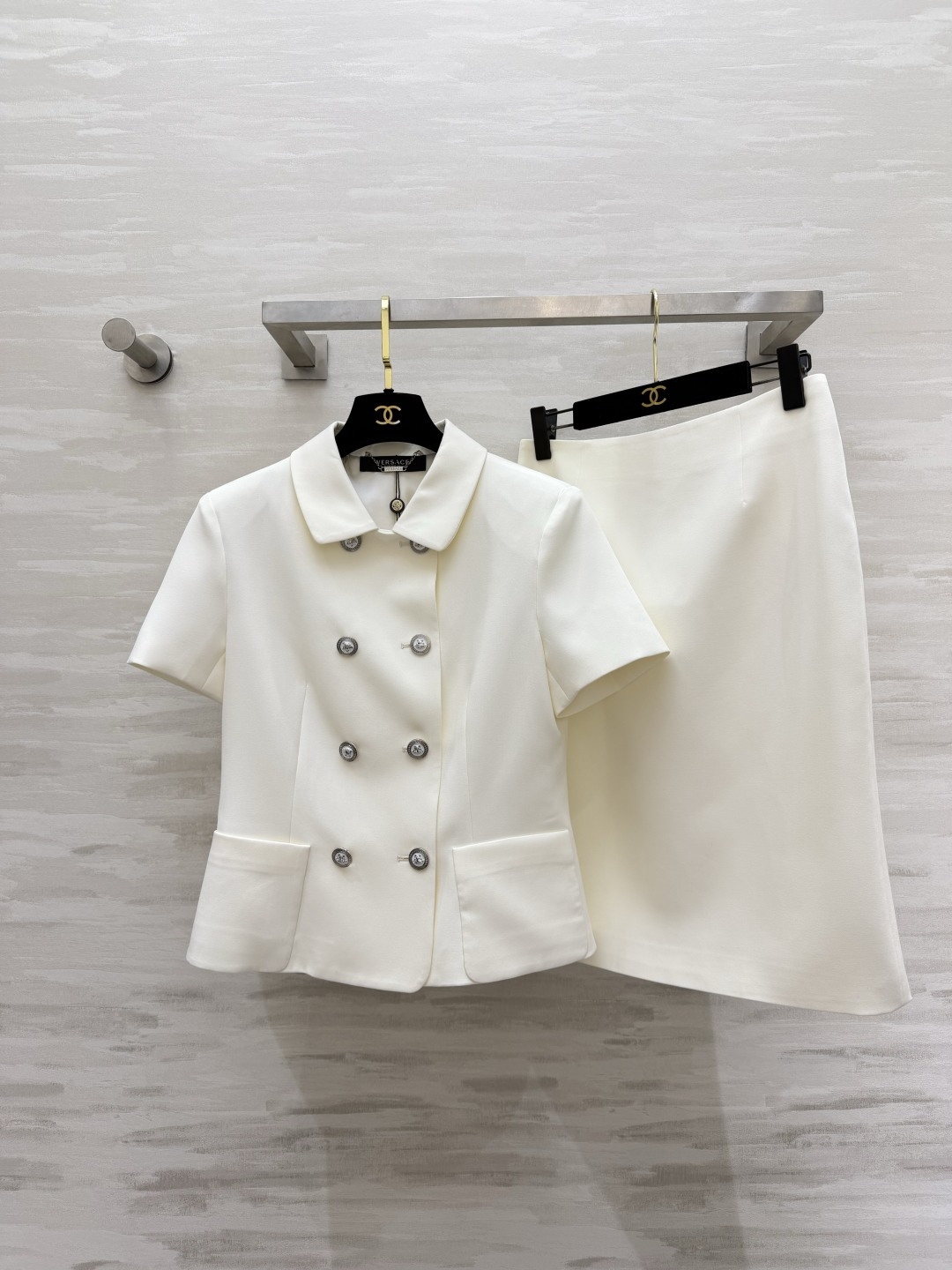 NO:856614,Versac's ladylike double-breasted suit. Classic doll collar. Metal buckle design brings a sense of gentleness and elegance. The high-definition fabric has an amazing draping effect. The milky white tone is high-end and gentle. The tailoring is neat and slim. No matter the figure or occasion. Looks good alone or in a set. Easily wear the elegant atmosphere of the heroine of Korean dramas. High-quality customization.  Available in stock first size S/M/L (S size bust 88, dress length 53, skirt waist 68, skirt length 58), Versace-clothing, versace, versace, skirts,19860909Versac名媛气质双排扣套装 经典娃娃领 金属扣设计 自带温柔贵气感 高定面料垂坠感绝了 奶白色调高级又温柔 剪裁利落显瘦 不挑身材不挑场合 单穿或成套都好看 轻松穿出韩剧女主的优雅氛围感 高品质定制 现货首发sizeS/M/L（s码胸围88,衣长53,半裙腰围68,裙长58）,范思哲-服装,versace,versace,skirts,,Women's clothing
