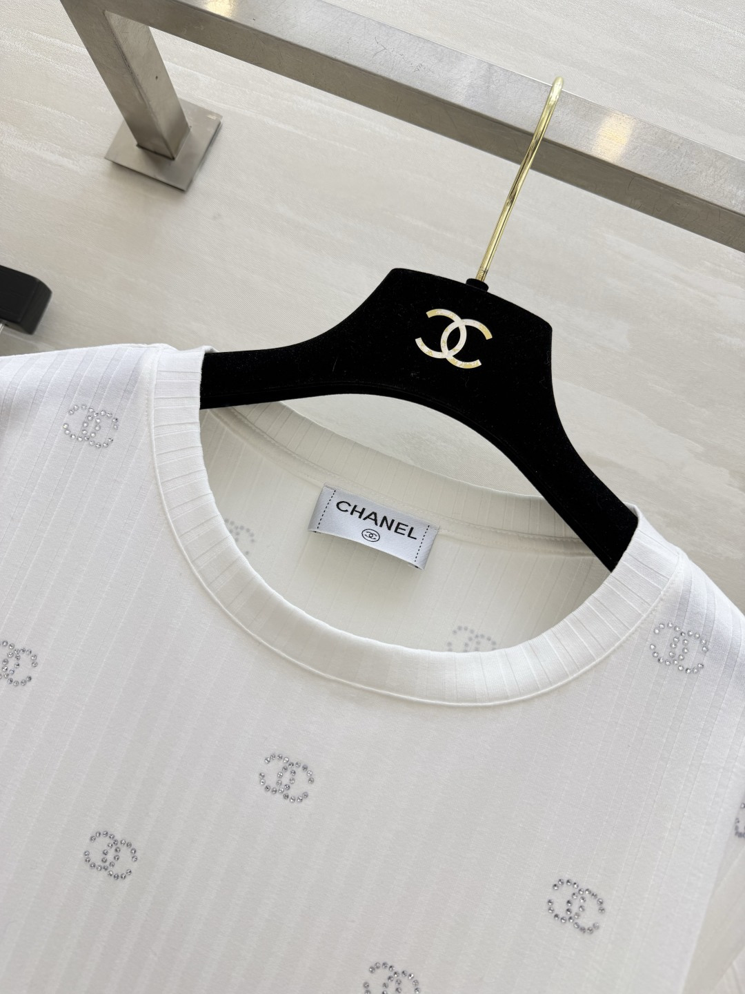 Chane♡²⁶满钻T恤 自带肌理感的坑条面料 上身显瘦又透气 满钻双C logo低调又显贵 高品质定制