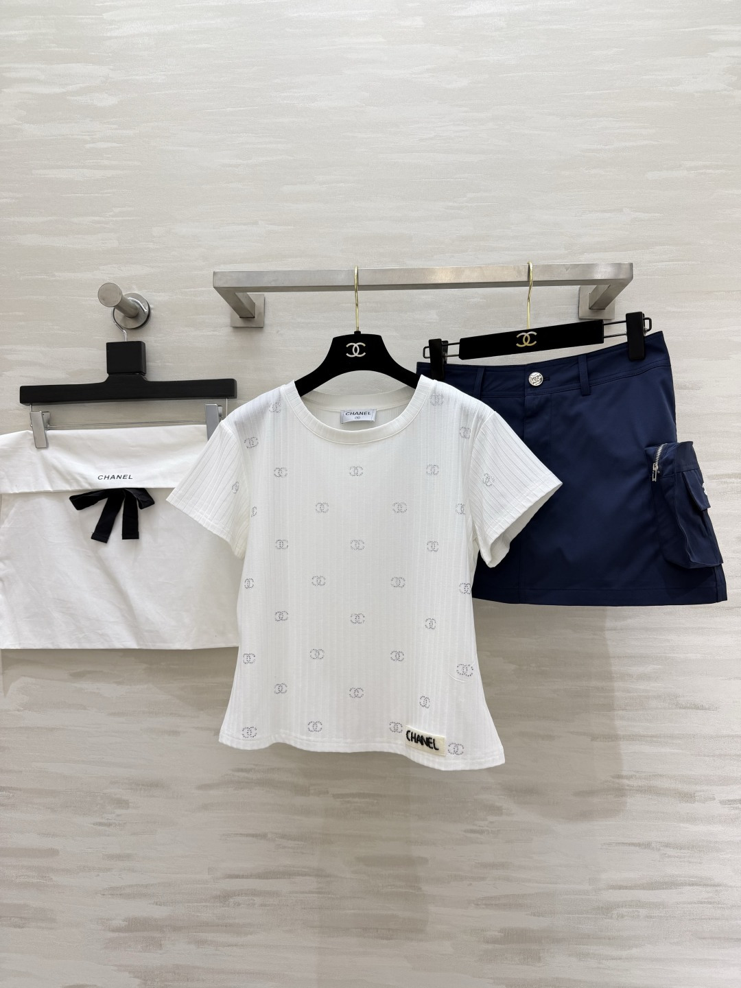 Chane♡²⁶满钻T恤 自带肌理感的坑条面料 上身显瘦又透气 满钻双C logo低调又显贵 高品质定制