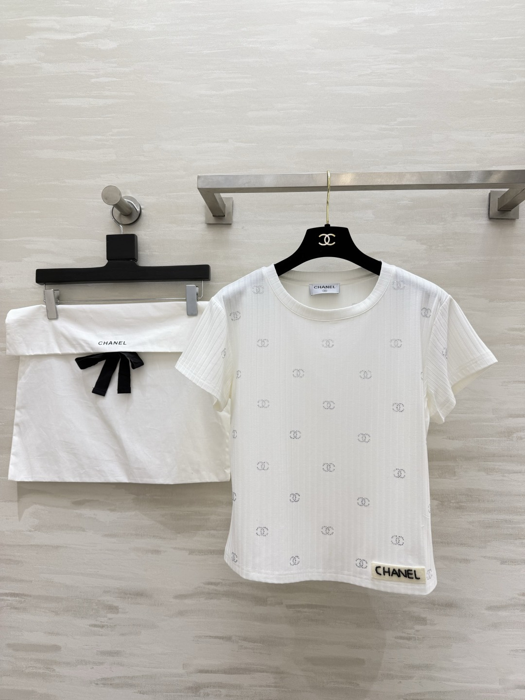 NO:864199,Chane full diamond T-shirt. The textured pit fabric has a slim and breathable upper body. The full diamond double C logo is low-key and noble. High-quality customization. Available in stock first size 36/38/40 (shoulder width 42 in size 38, bust 96, length 55),,chanel,tees,t-shirt,19860909Chane满钻T恤 自带肌理感的坑条面料 上身显瘦又透气 满钻双C logo低调又显贵 高品质定制 现货首发size36/38/40（38码肩宽42,胸围96,衣长55）,,chanel,tees，t-shirt,,Women's clothing