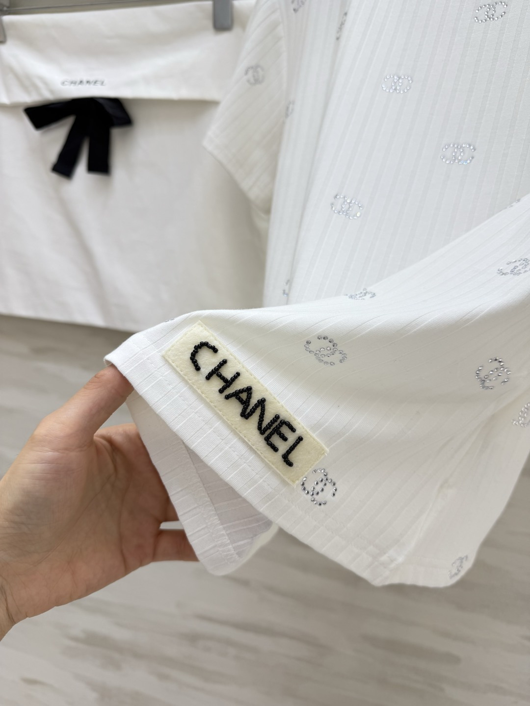 Chane♡²⁶满钻T恤 自带肌理感的坑条面料 上身显瘦又透气 满钻双C logo低调又显贵 高品质定制
