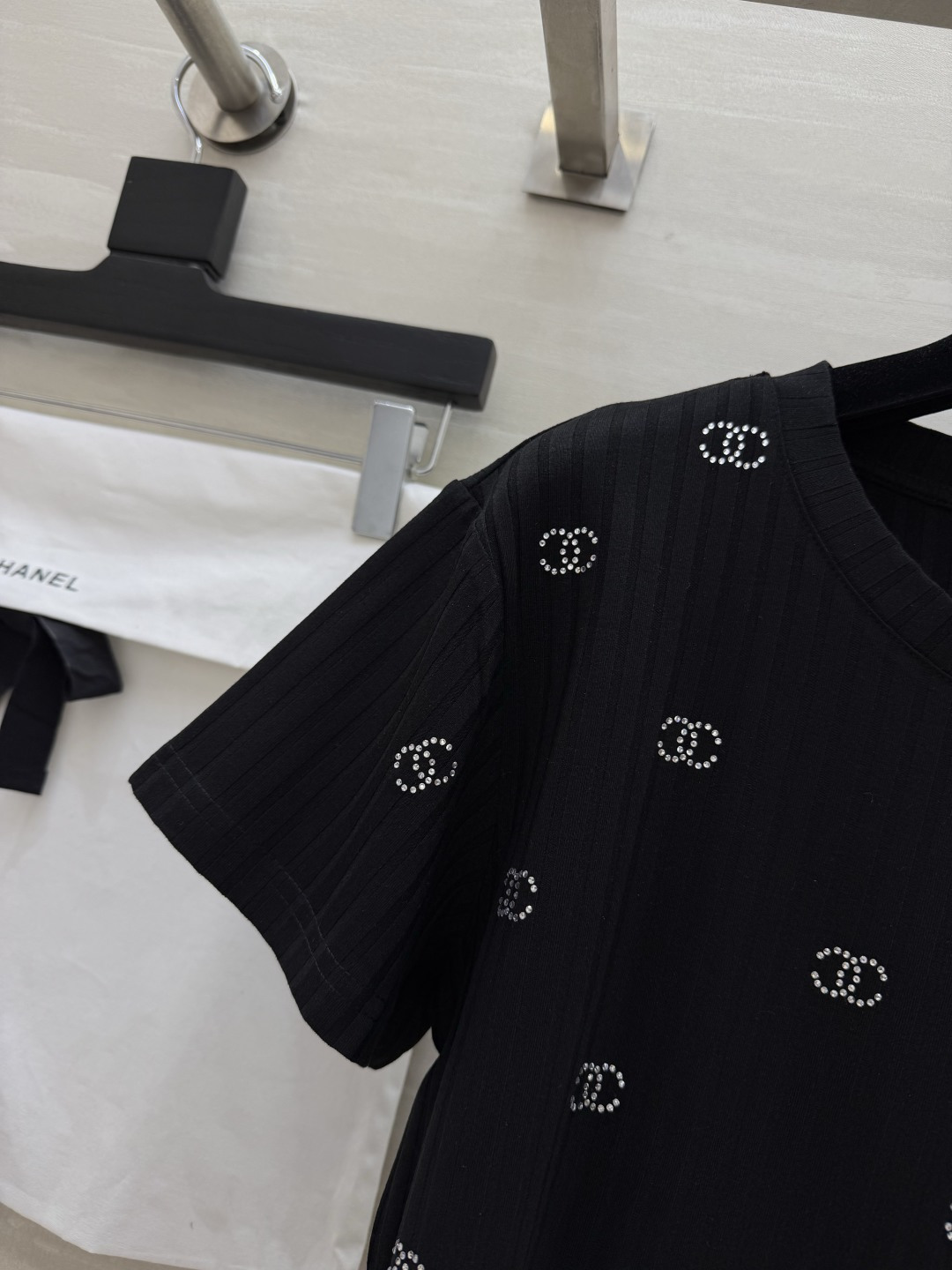 Chane♡²⁶满钻T恤 自带肌理感的坑条面料 上身显瘦又透气 满钻双C logo低调又显贵 高品质定制
