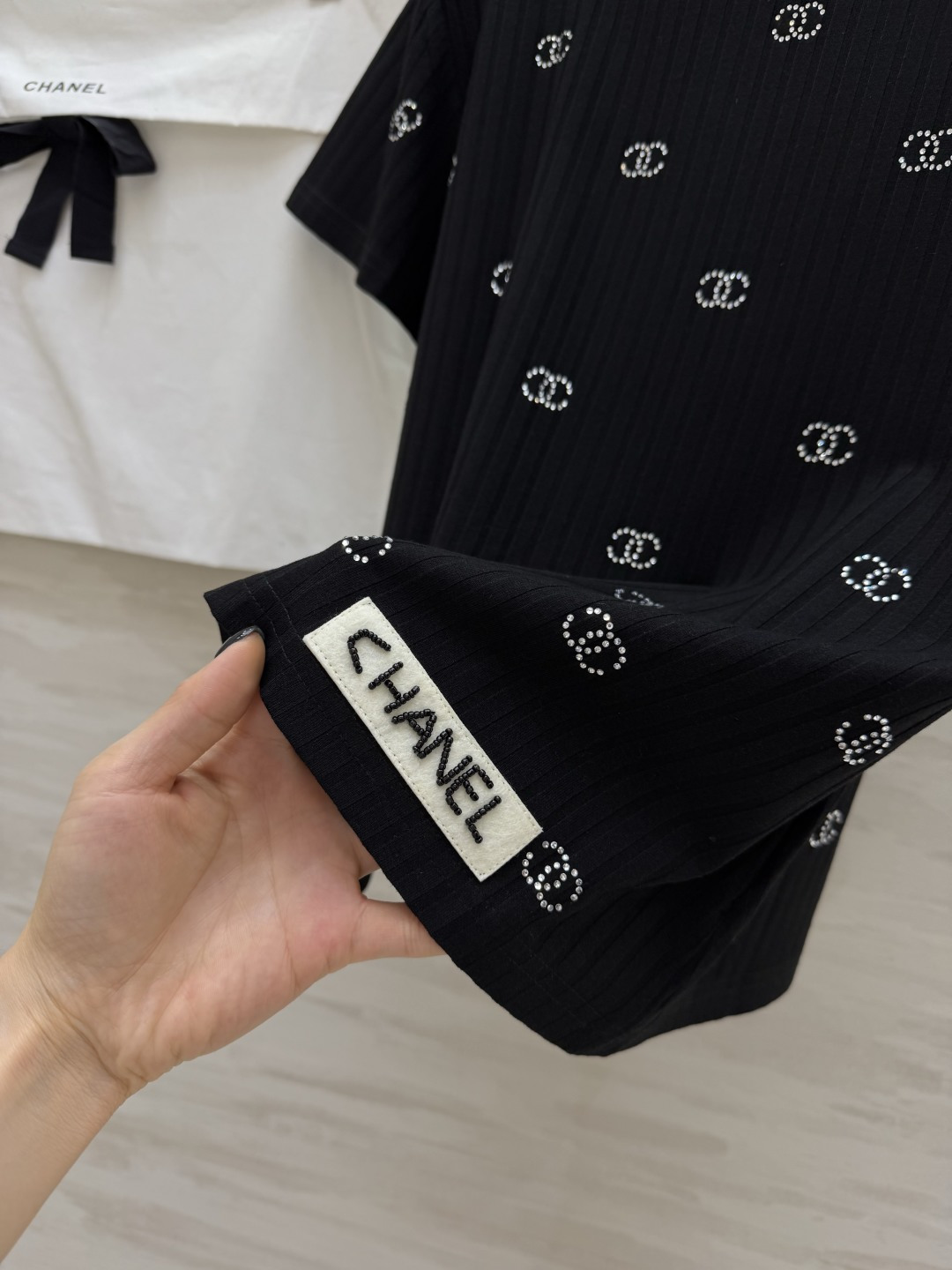 Chane♡²⁶满钻T恤 自带肌理感的坑条面料 上身显瘦又透气 满钻双C logo低调又显贵 高品质定制