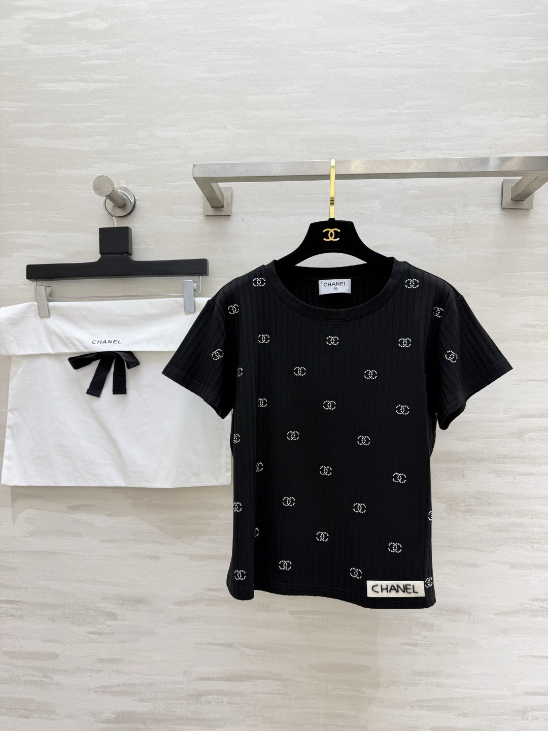 NO:856585,Chane full diamond T-shirt. The textured pit fabric has a slim and breathable upper body. The double C logo with full diamonds is low-key and noble. High-quality customization. Available in stock first time, size 36/38/40 (shoulder width 42 in size 38, bust 96, length 55), Chanel-clothing, chanel, chanel, tees, t-shirt,19860909Chane满钻T恤 自带肌理感的坑条面料 上身显瘦又透气 满钻双C logo低调又显贵 高品质定制 现货首发size36/38/40（38码肩宽42,胸围96,衣长55）,香奈儿-服装,chanel,chanel,tees，t-shirt,,Women's clothing