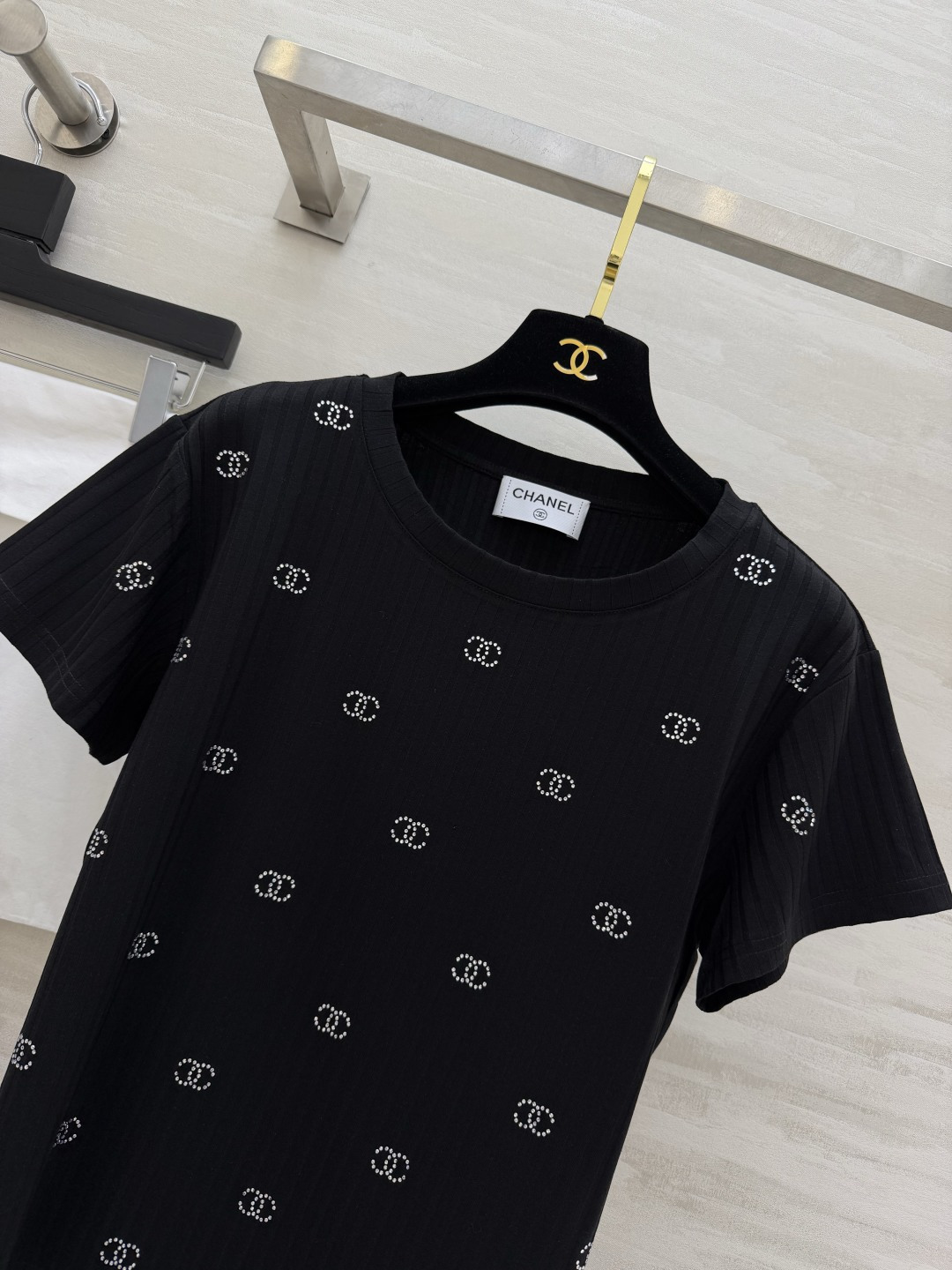 Chane♡²⁶满钻T恤 自带肌理感的坑条面料 上身显瘦又透气 满钻双C logo低调又显贵 高品质定制