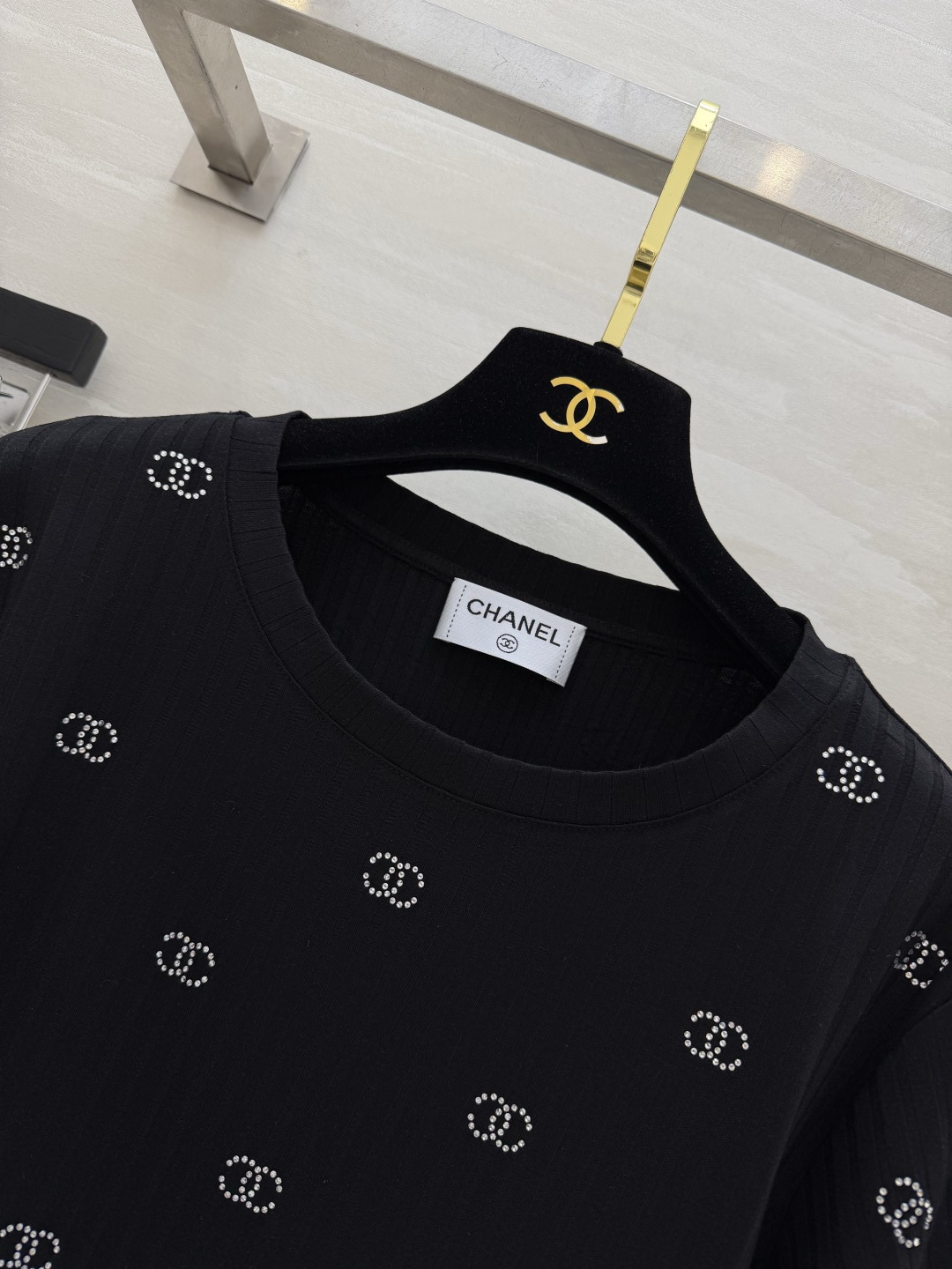 Chane♡²⁶满钻T恤 自带肌理感的坑条面料 上身显瘦又透气 满钻双C logo低调又显贵 高品质定制