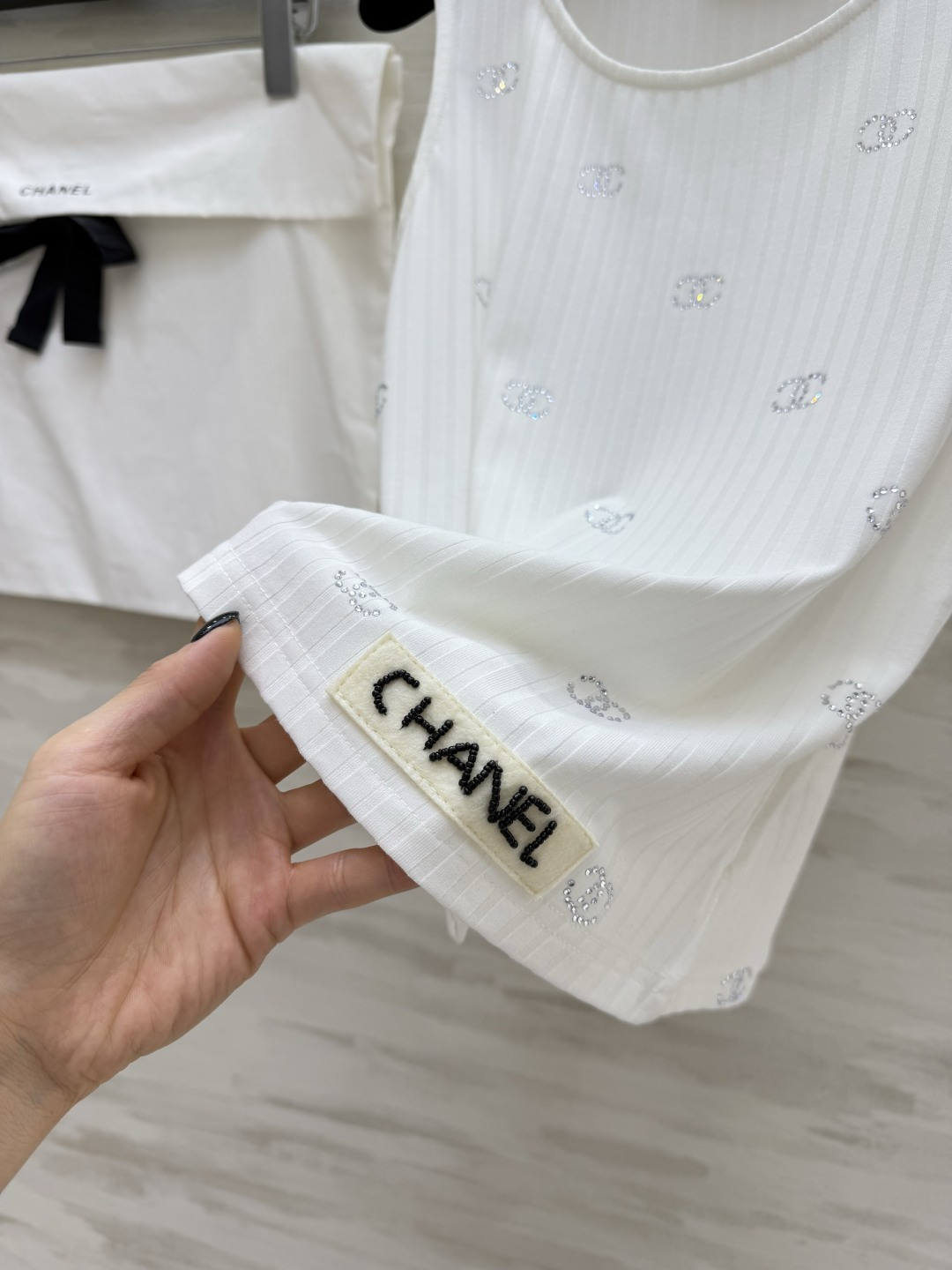 Chane♡²⁶满钻背心 自带肌理感的坑条面料 上身显瘦又透气 满钻双C logo低调又显贵 高品质定制