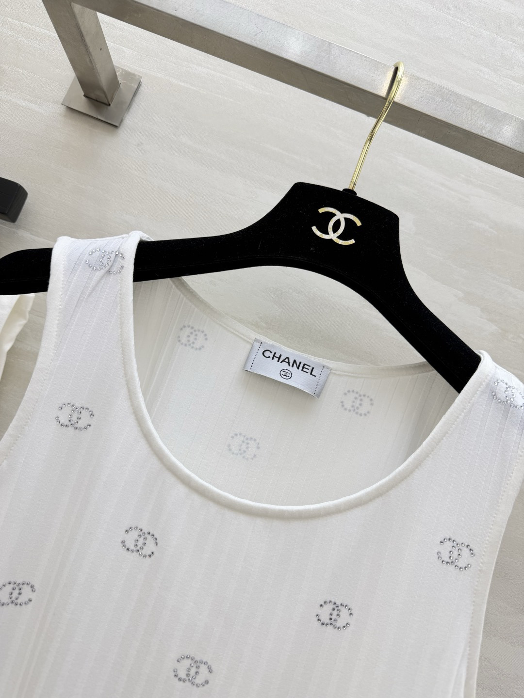 Chane♡²⁶满钻背心 自带肌理感的坑条面料 上身显瘦又透气 满钻双C logo低调又显贵 高品质定制