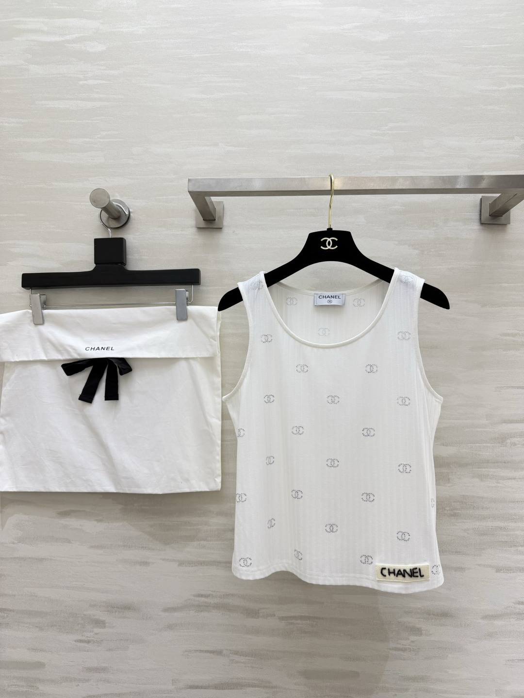 NO:864217,Chane all-diamond vest. The textured pit fabric upper body is slim and breathable. The all-diamond double C logo is low-key and noble. High-quality customization. Available in stock first size 36/38/40 (38 size bust 86, length 52),,chanel,19860909Chane满钻背心 自带肌理感的坑条面料 上身显瘦又透气 满钻双C logo低调又显贵 高品质定制 现货首发size36/38/40（38码胸围86,衣长52）,,chanel,,Women's clothing