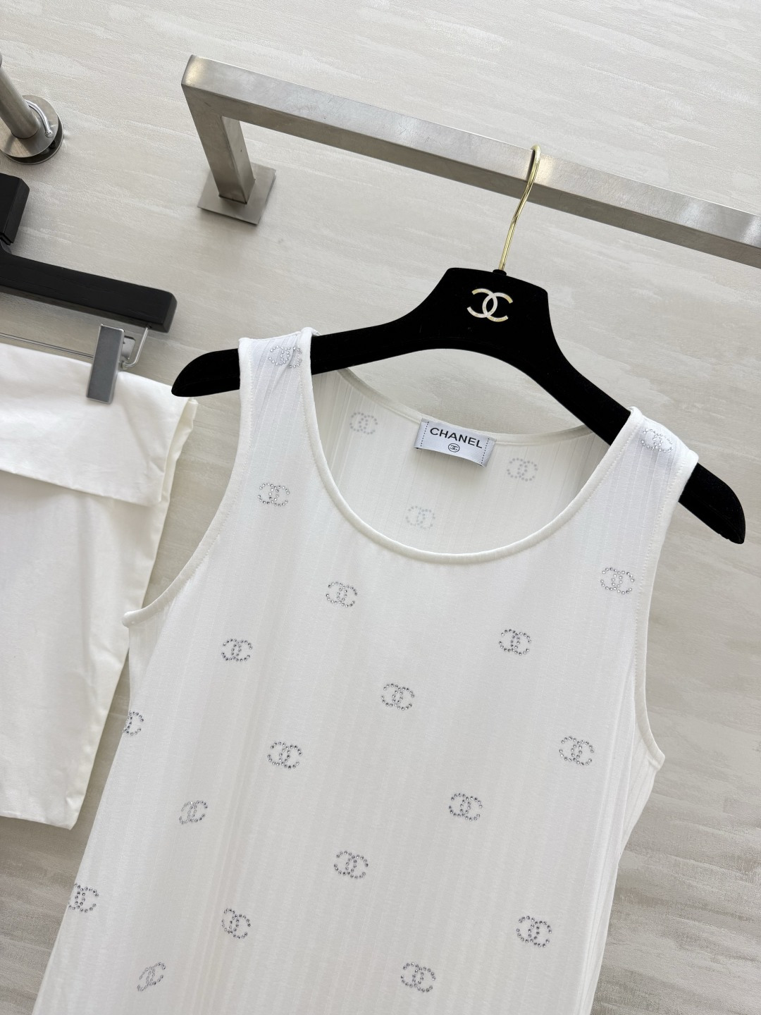Chane♡²⁶满钻背心 自带肌理感的坑条面料 上身显瘦又透气 满钻双C logo低调又显贵 高品质定制