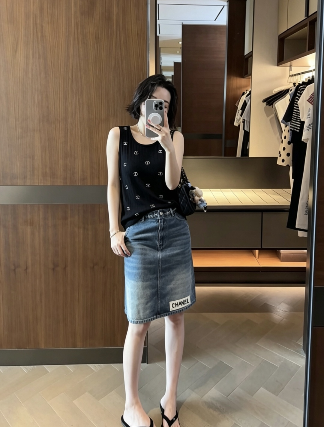 Chane♡²⁶满钻背心 自带肌理感的坑条面料 上身显瘦又透气 满钻双C logo低调又显贵 高品质定制