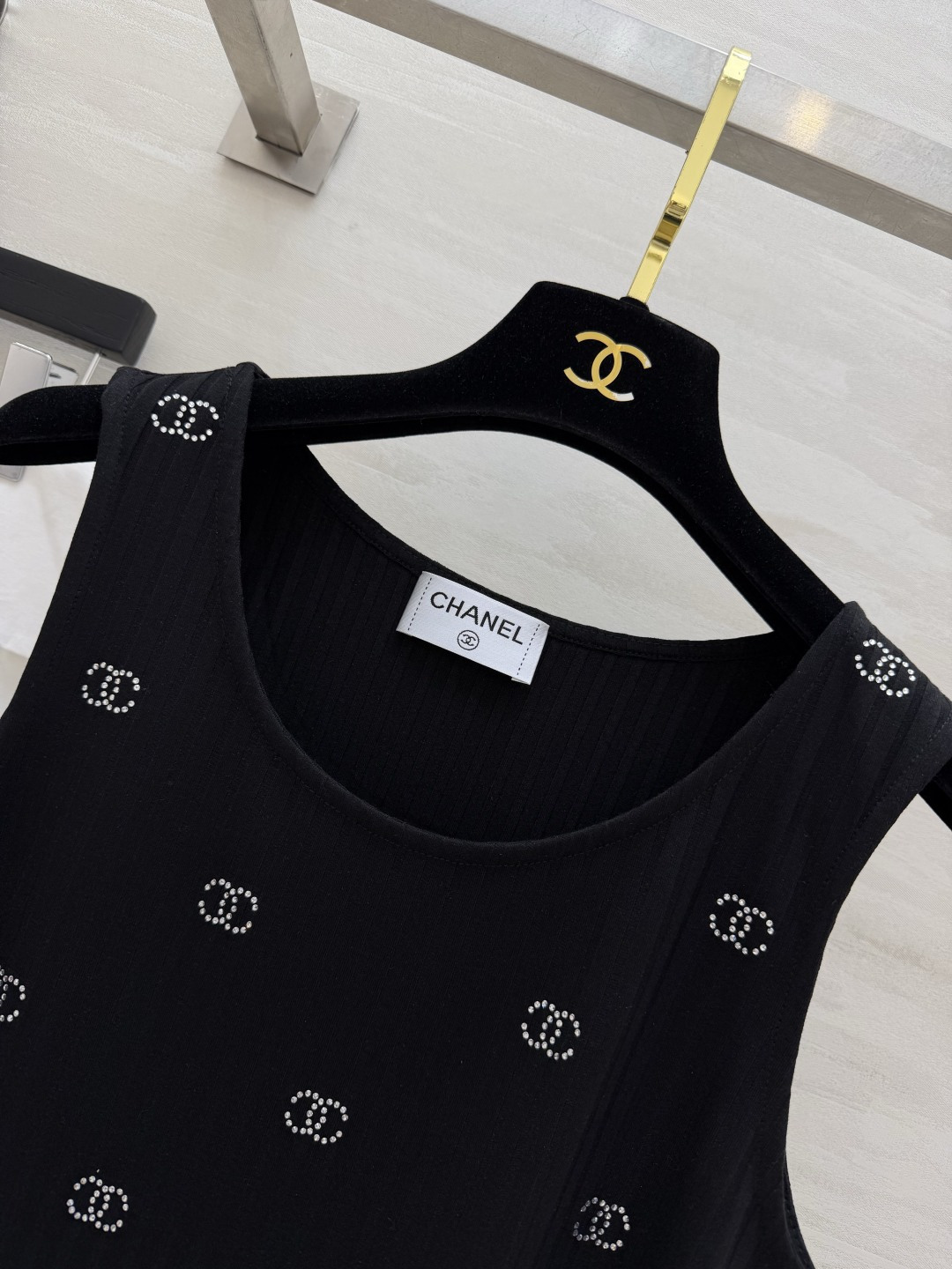 Chane♡²⁶满钻背心 自带肌理感的坑条面料 上身显瘦又透气 满钻双C logo低调又显贵 高品质定制