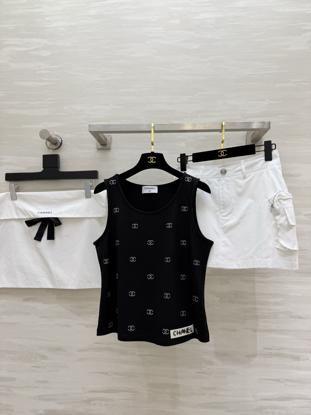 NO:856575,Chane all-diamond vest. The textured ribbed fabric has a slim and breathable upper body. The all-diamond double C logo is low-key and noble. High-quality customization. Available in stock first size 36/38/40 (38 size bust 86, length 52), Chanel - Clothing, chanel, chanel,19860909Chane满钻背心 自带肌理感的坑条面料 上身显瘦又透气 满钻双C logo低调又显贵 高品质定制 现货首发size36/38/40（38码胸围86,衣长52）,香奈儿-服装,chanel,chanel,,Women's clothing