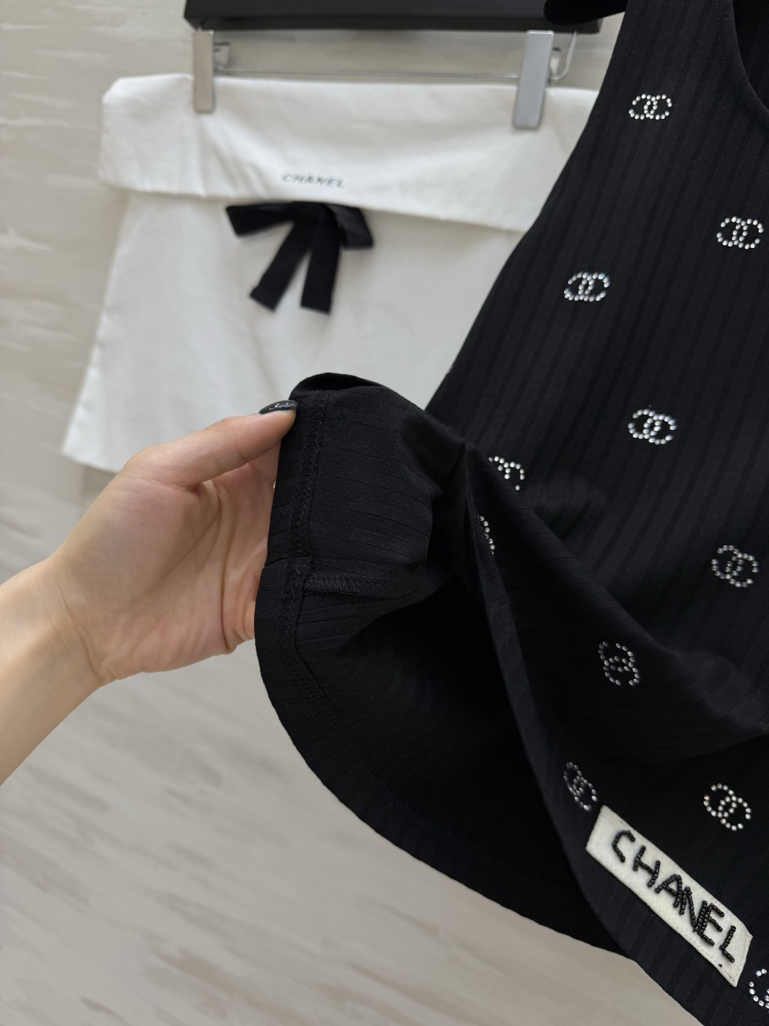 Chane♡²⁶满钻背心 自带肌理感的坑条面料 上身显瘦又透气 满钻双C logo低调又显贵 高品质定制
