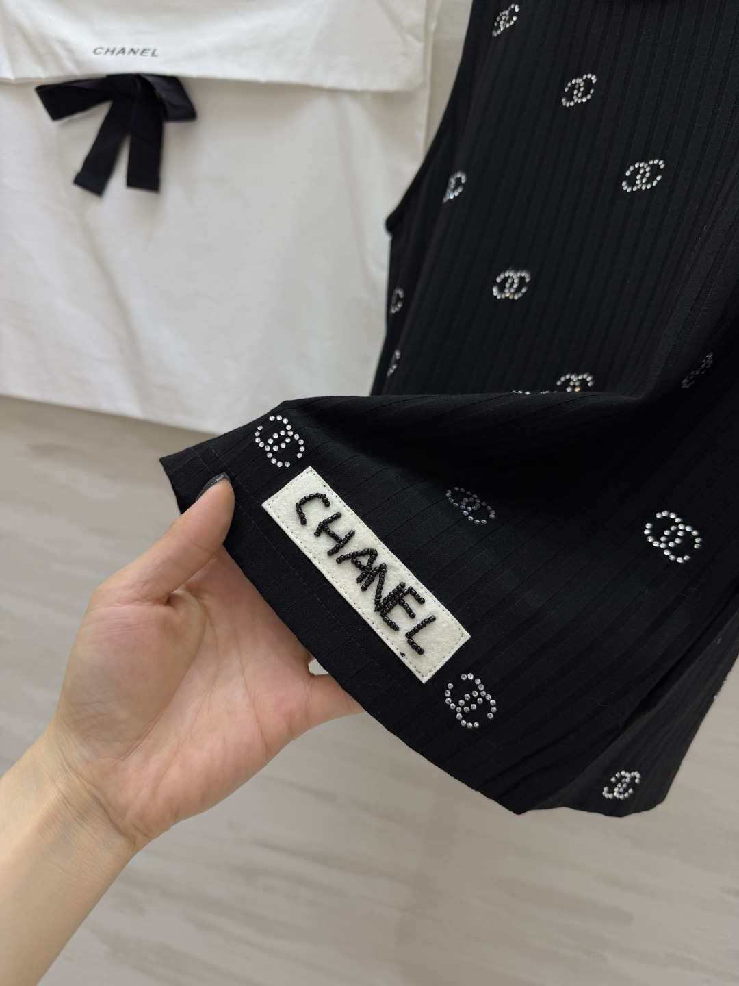 Chane♡²⁶满钻背心 自带肌理感的坑条面料 上身显瘦又透气 满钻双C logo低调又显贵 高品质定制