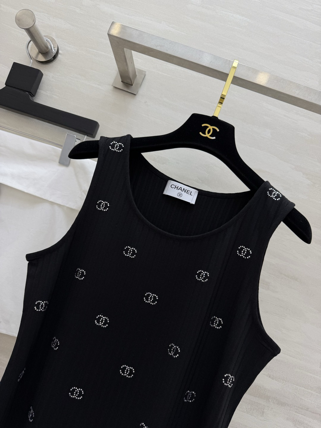 Chane♡²⁶满钻背心 自带肌理感的坑条面料 上身显瘦又透气 满钻双C logo低调又显贵 高品质定制